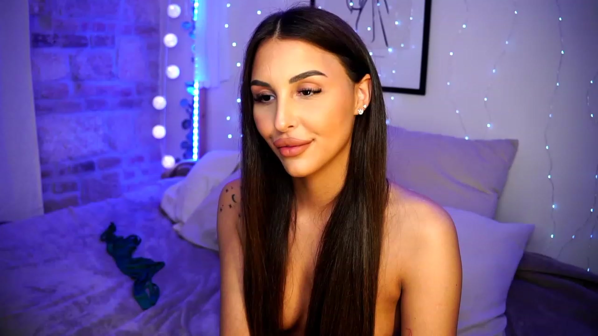 Gallery image thumbnail from Lisamelow's myfreecams stream on, 03/10/2023, 22:07 image 12 of 20