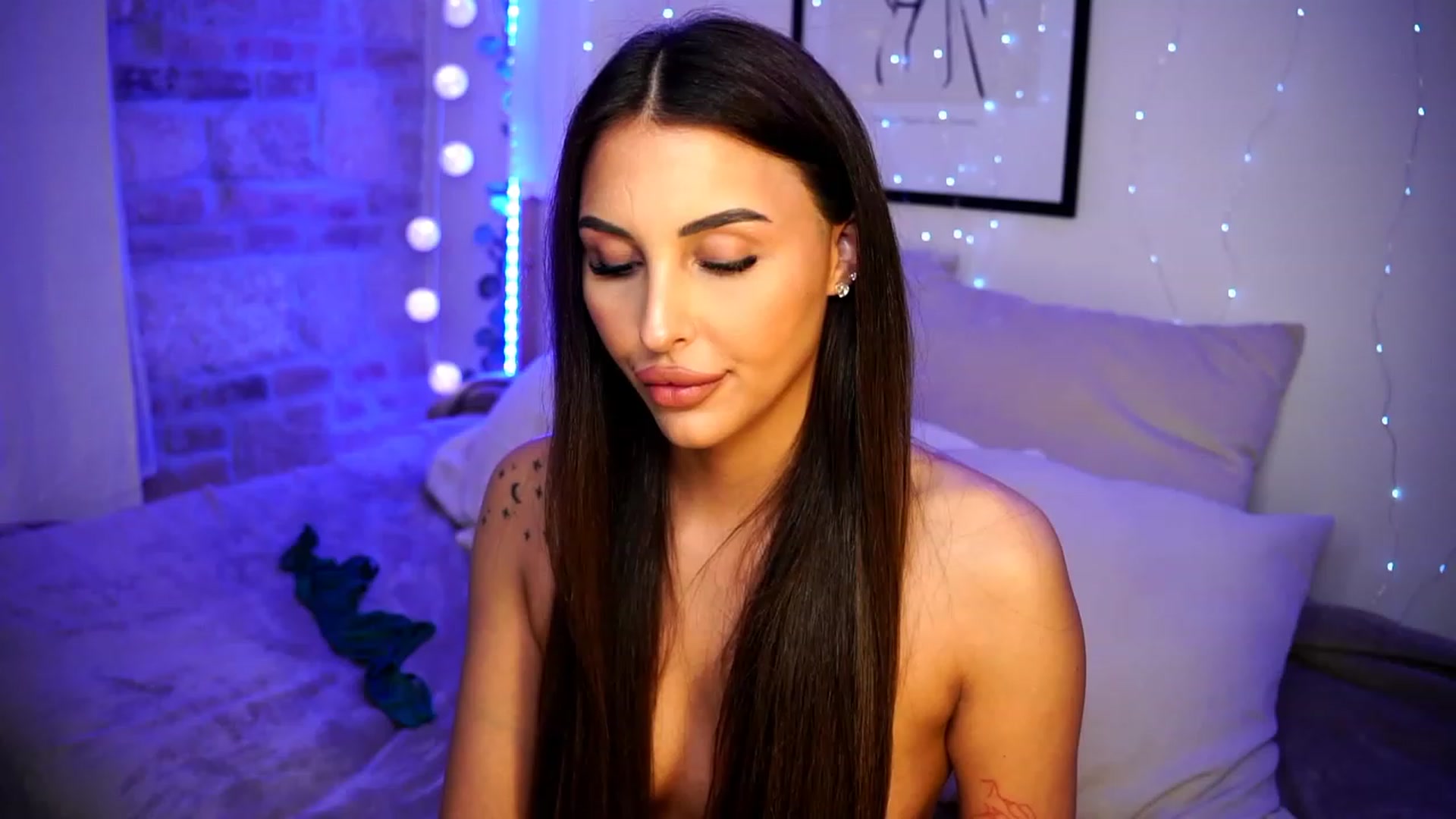 Gallery image thumbnail from Lisamelow's myfreecams stream on, 03/10/2023, 22:07 image 1 of 20