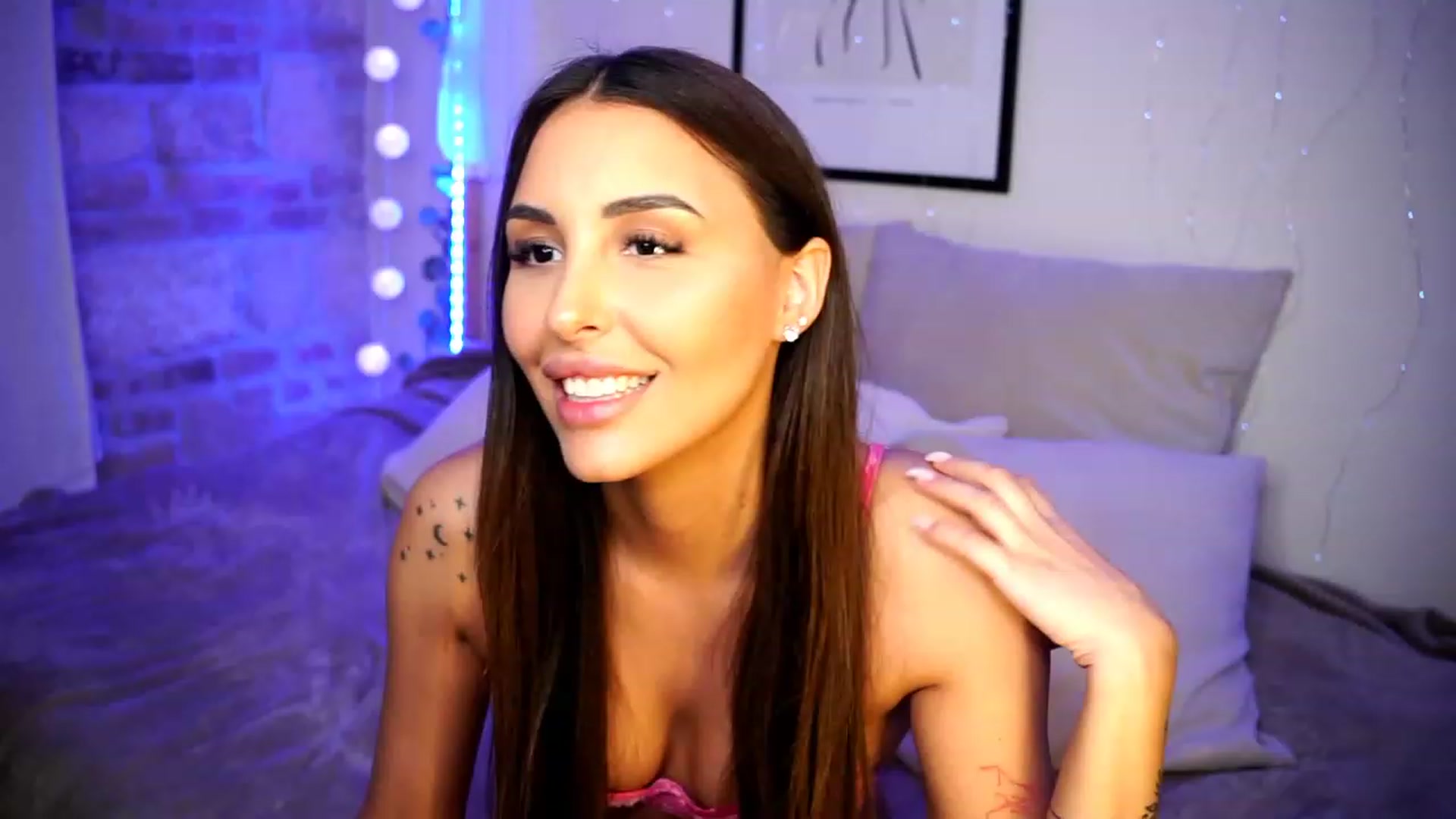 Gallery image thumbnail from Lisamelow's myfreecams stream on, 03/12/2023, 22:40 image 12 of 20