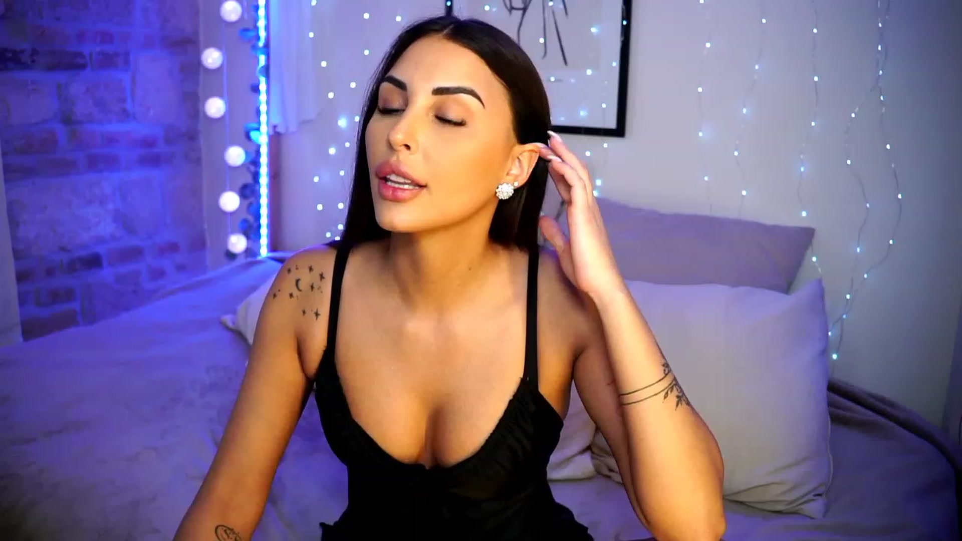 Gallery image thumbnail from Lisamelow's myfreecams stream on, 03/14/2023, 08:31 image 5 of 20