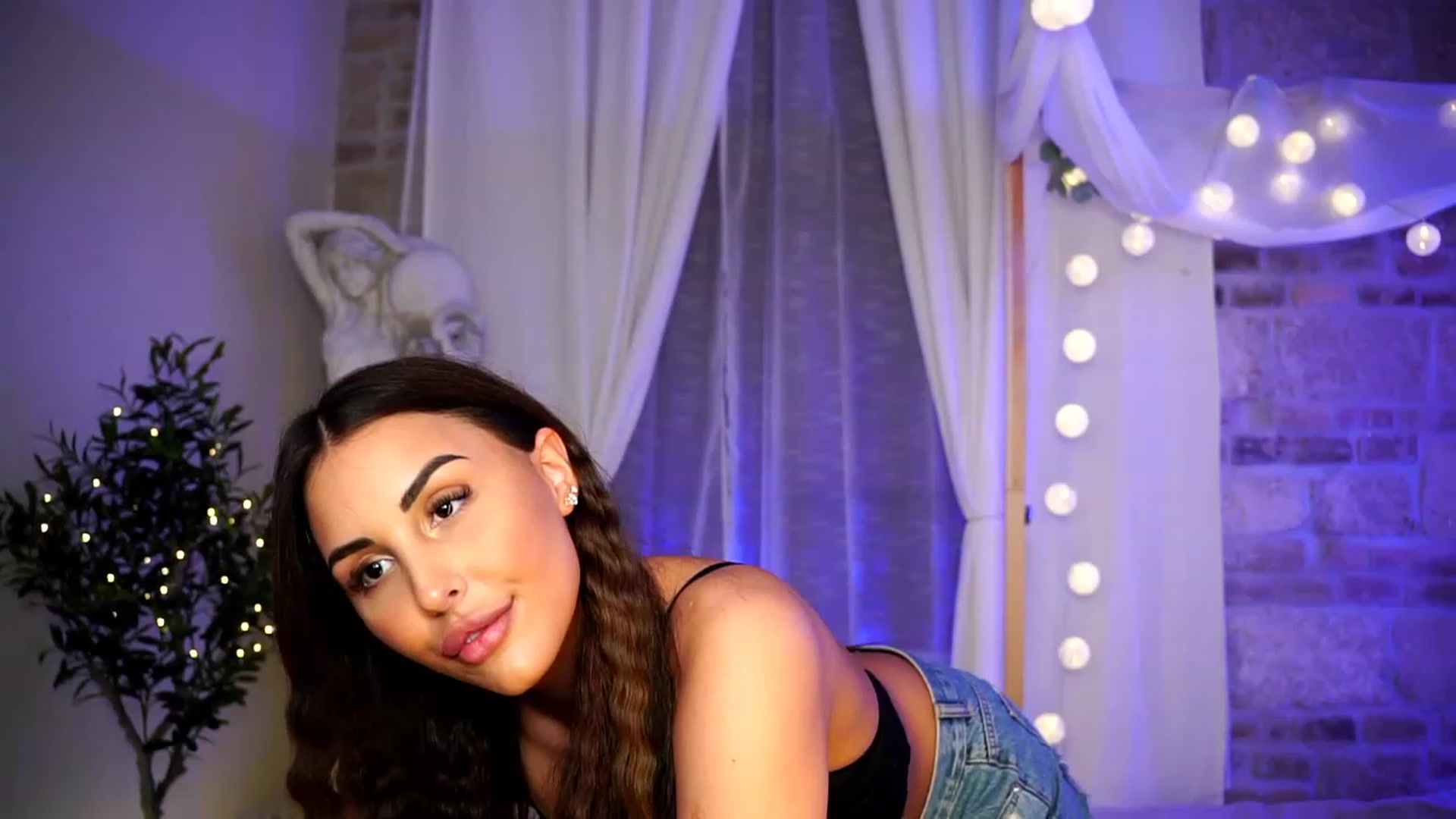 Gallery image thumbnail from Lisamelow's myfreecams stream on, 03/16/2023, 18:27 image 8 of 20