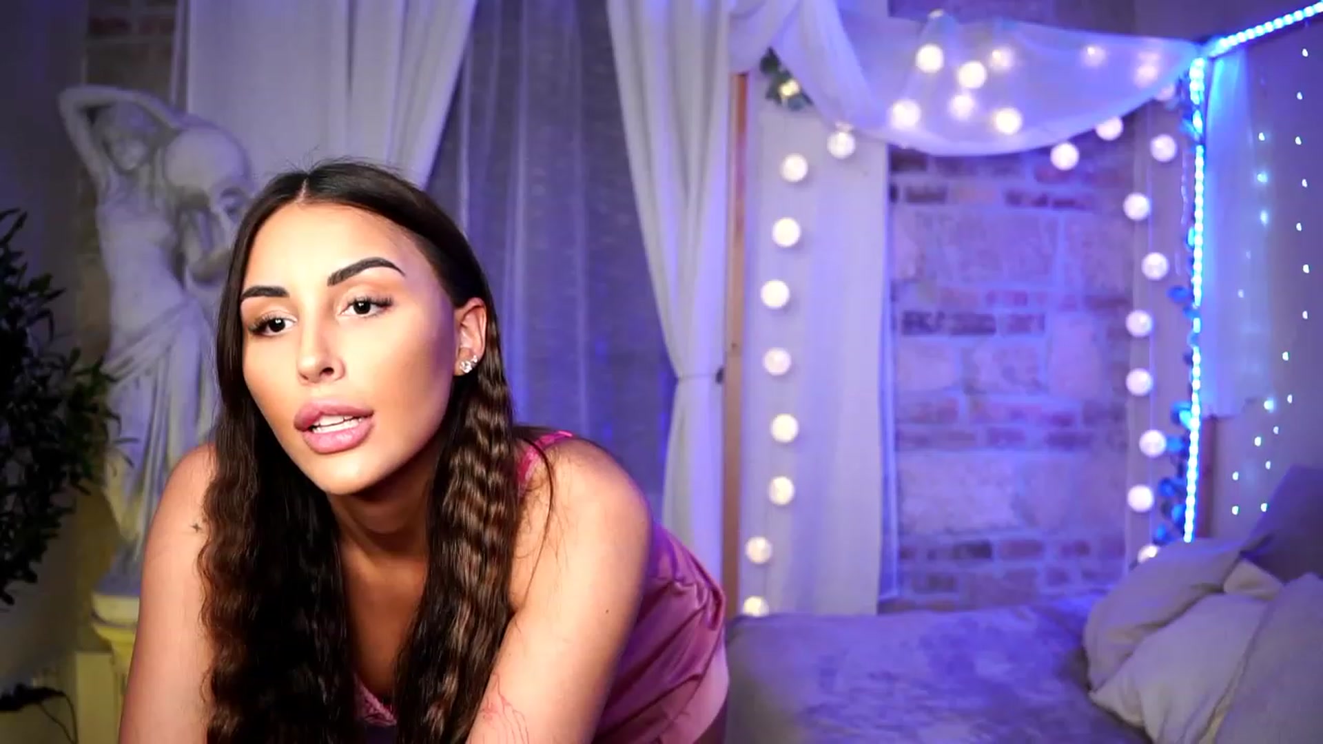 Gallery image thumbnail from Lisamelow's myfreecams stream on, 03/17/2023, 18:01 image 2 of 20