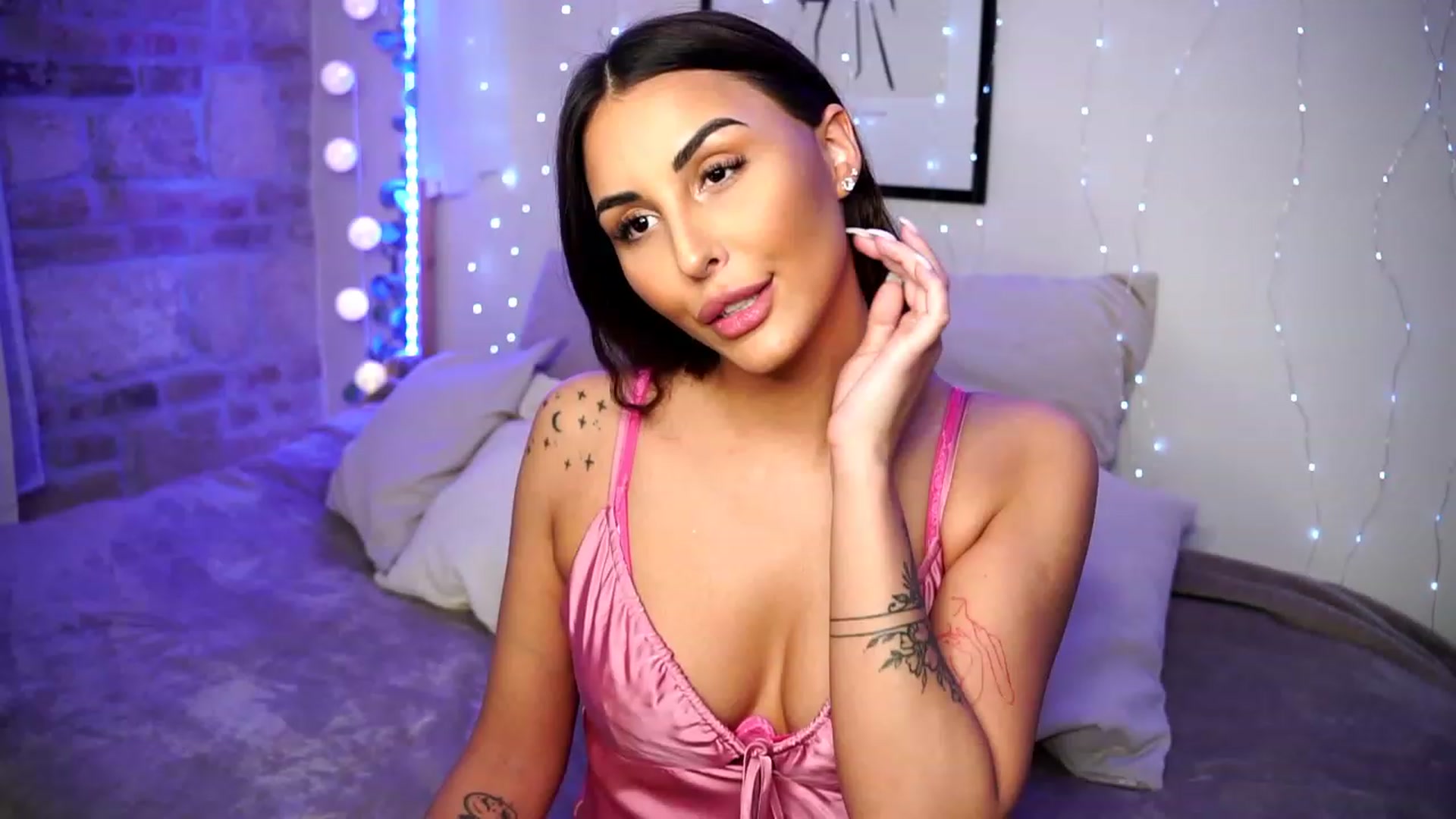 Gallery image thumbnail from Lisamelow's myfreecams stream on, 03/17/2023, 18:01 image 14 of 20