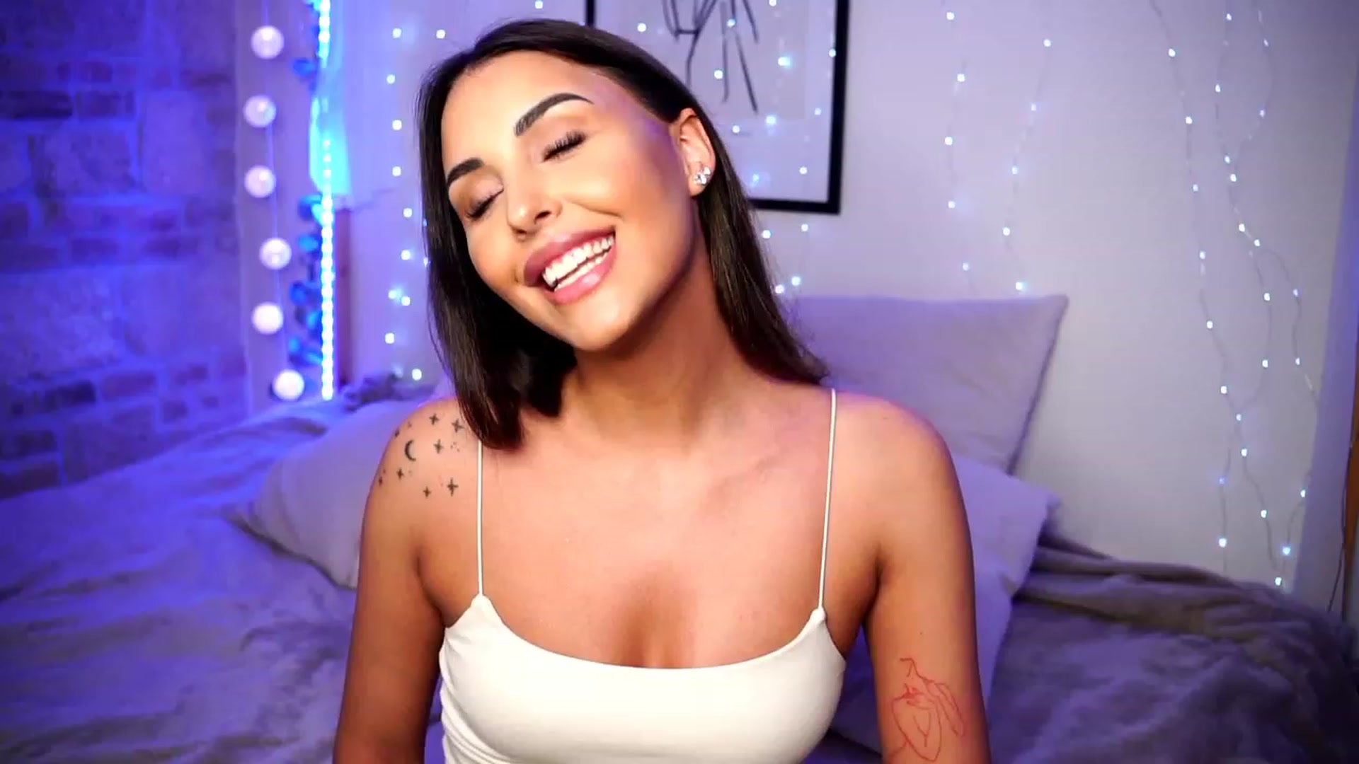 Gallery image thumbnail from Lisamelow's myfreecams stream on, 03/21/2023, 24:07 image 8 of 20