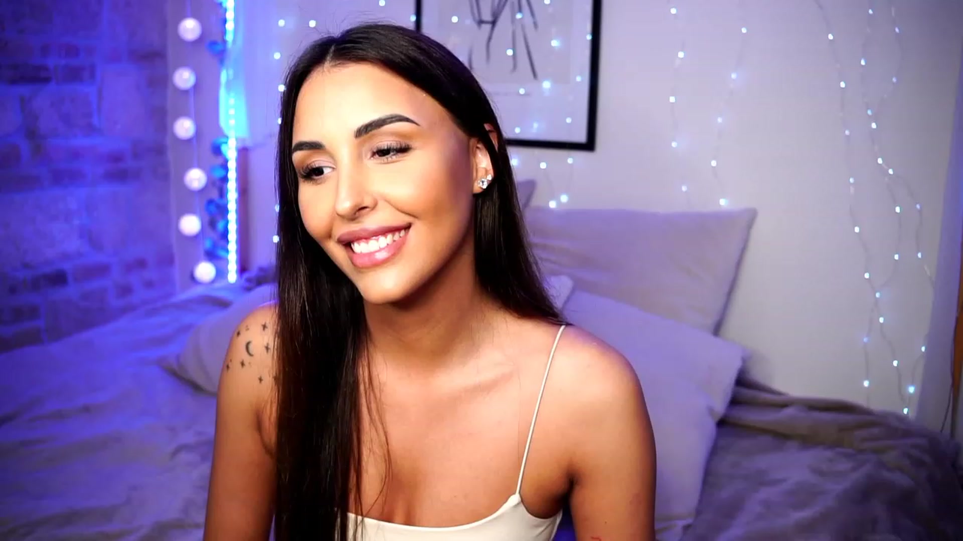 Gallery image thumbnail from Lisamelow's myfreecams stream on, 03/21/2023, 24:07 image 9 of 20