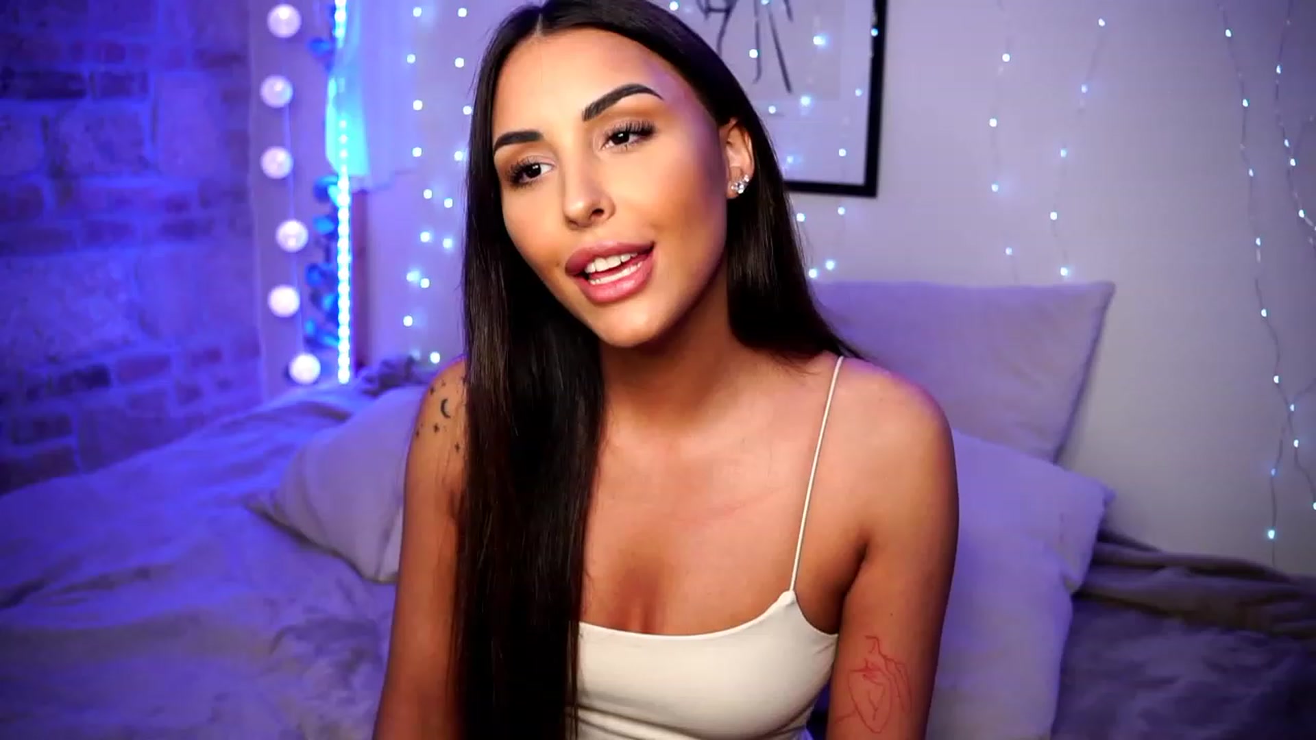 Gallery image thumbnail from Lisamelow's myfreecams stream on, 03/21/2023, 24:07 image 1 of 20
