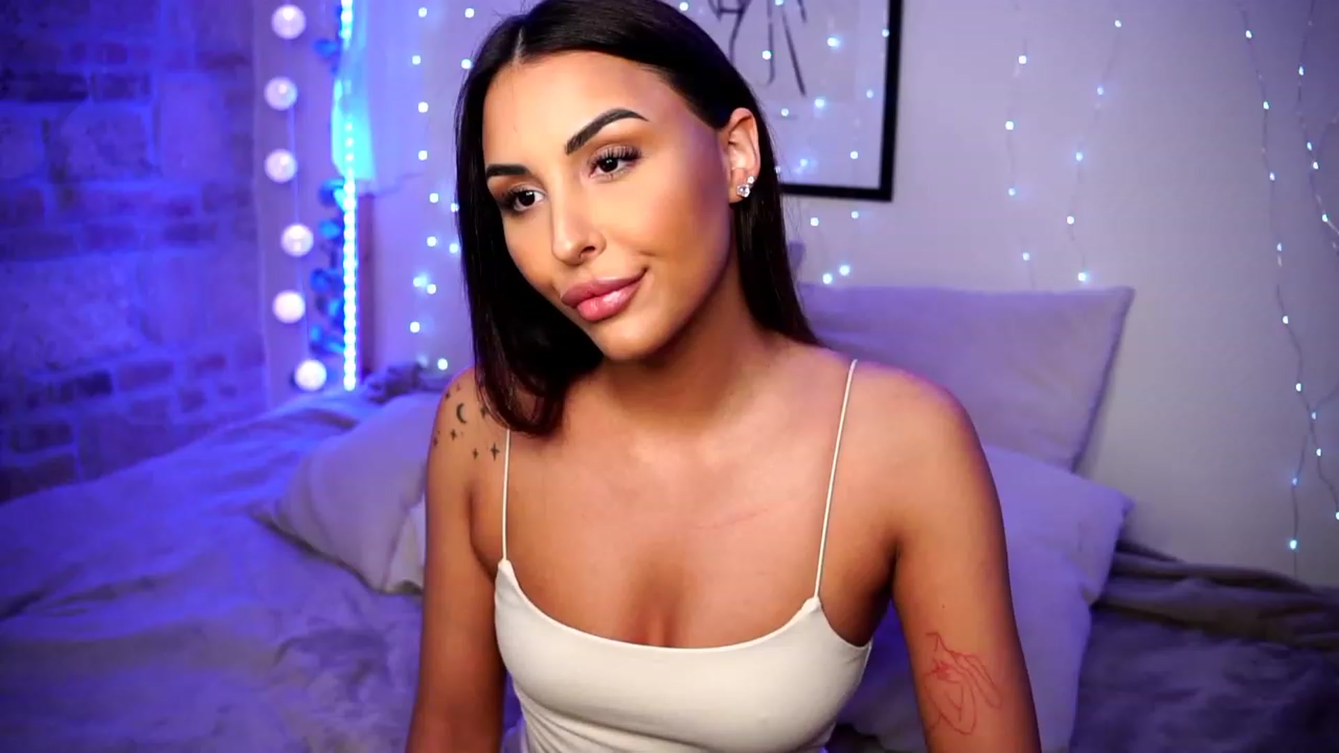 Gallery image thumbnail from Lisamelow's myfreecams stream on, 03/21/2023, 24:07 image 2 of 20