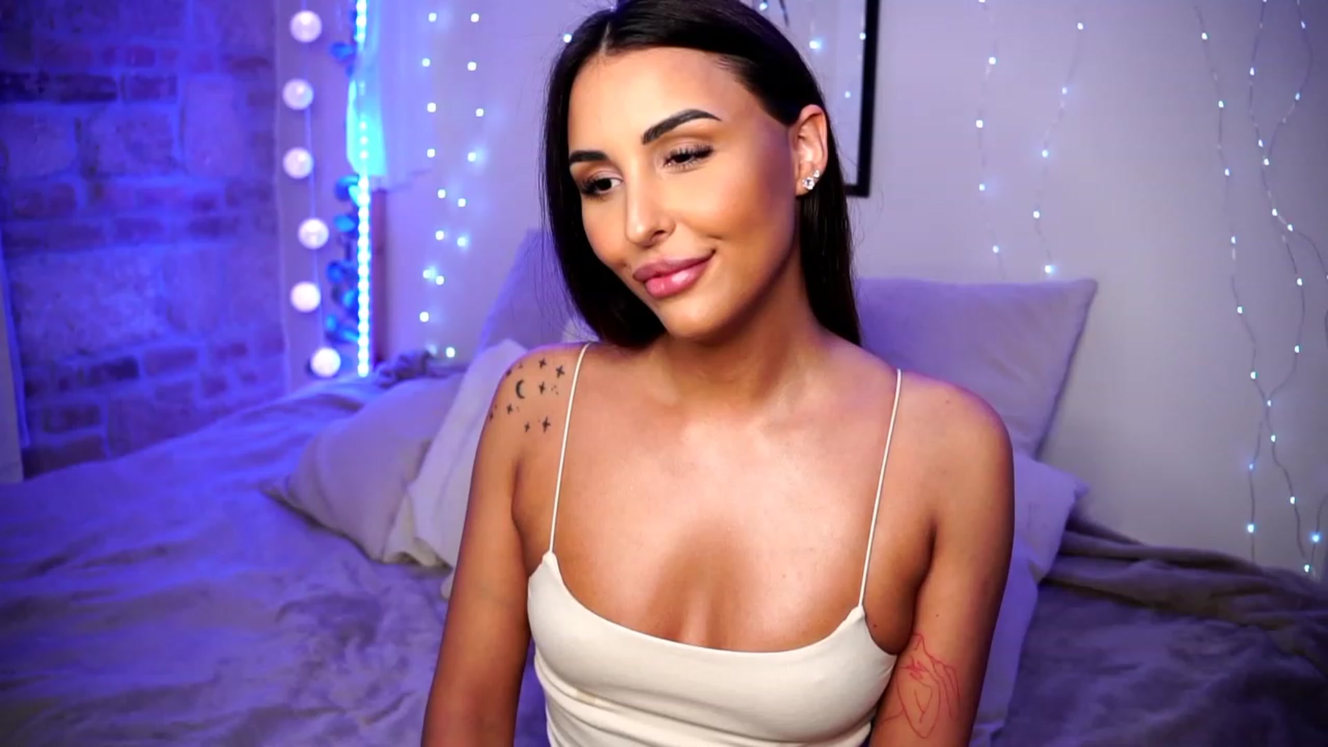Gallery image thumbnail from Lisamelow's myfreecams stream on, 03/21/2023, 24:07 image 16 of 20