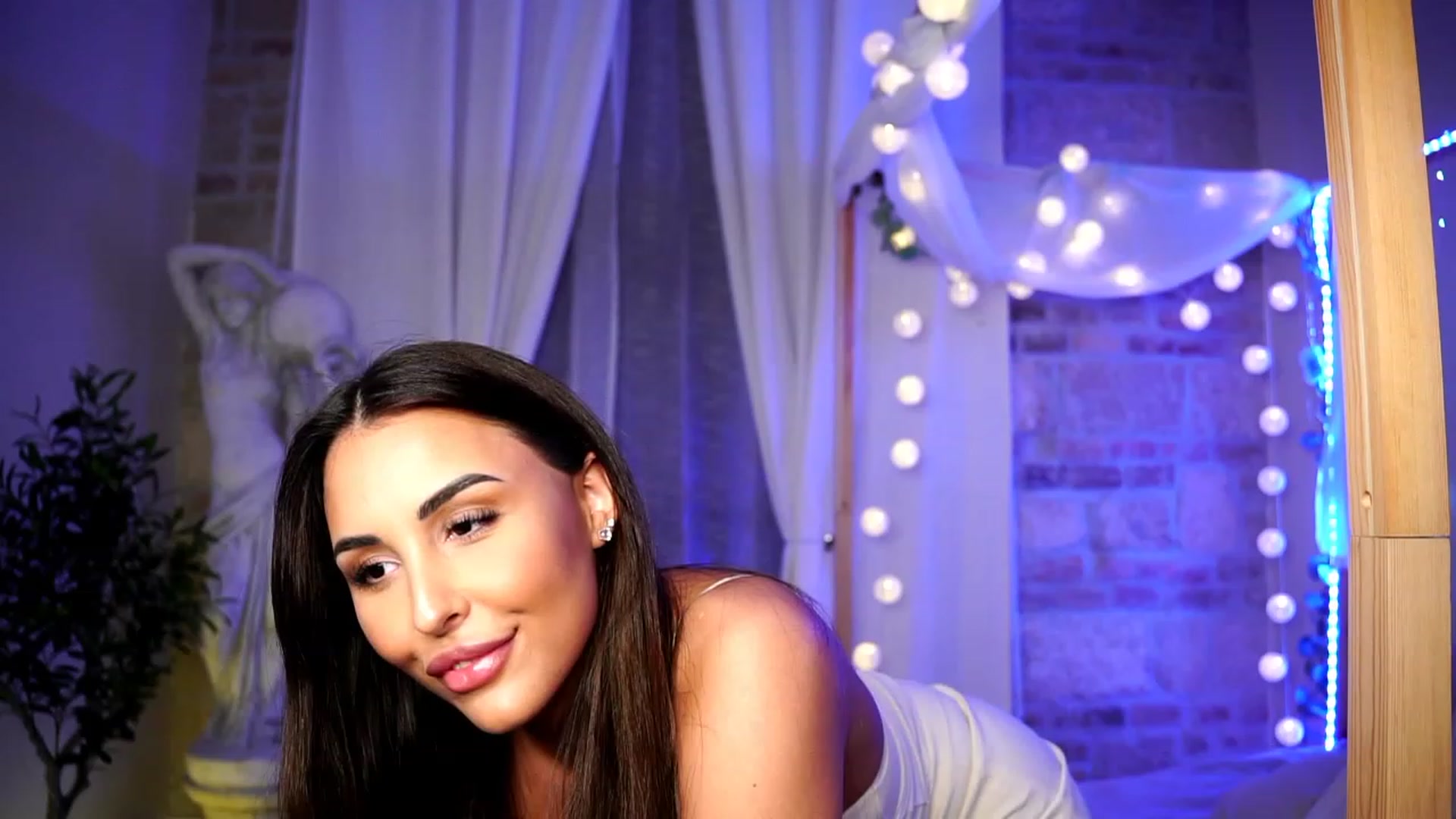 Gallery image thumbnail from Lisamelow's myfreecams stream on, 03/21/2023, 24:07 image 4 of 20