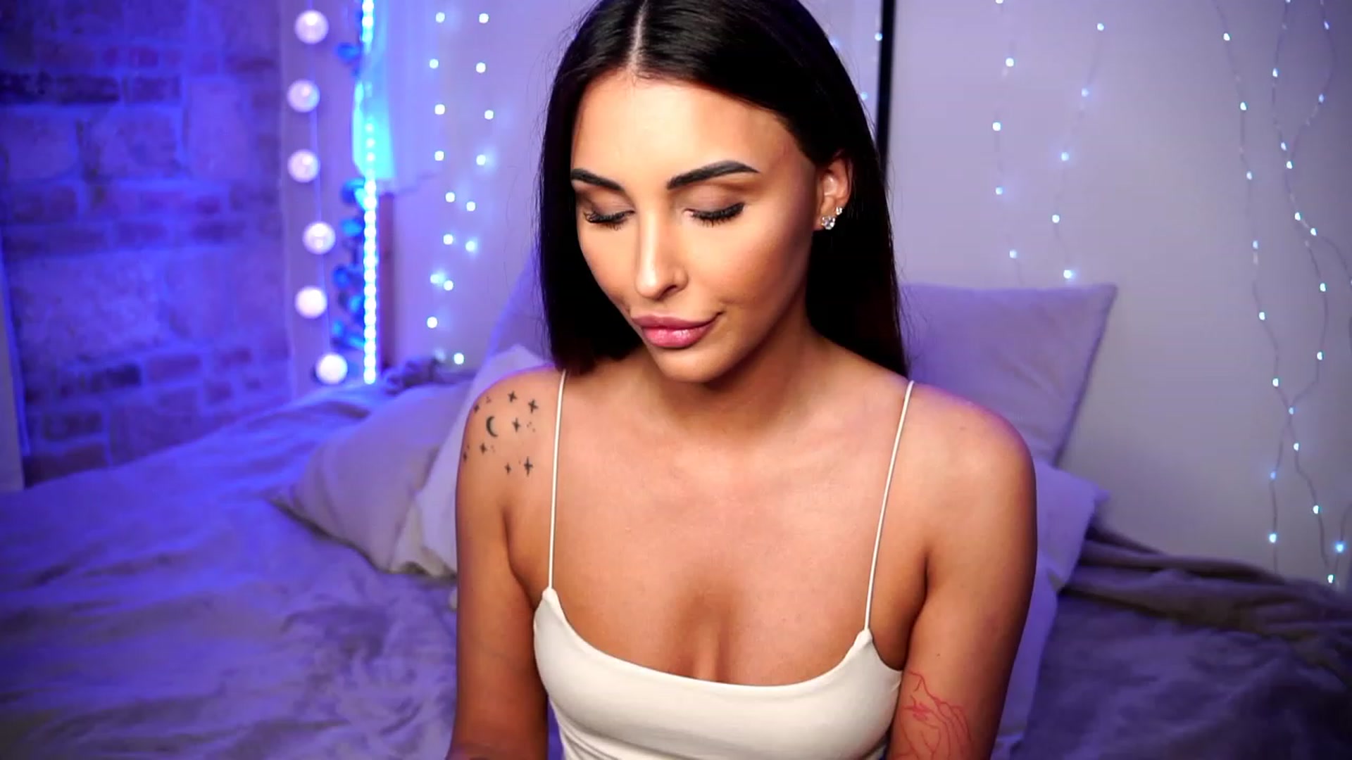 Gallery image thumbnail from Lisamelow's myfreecams stream on, 03/21/2023, 24:07 image 15 of 20