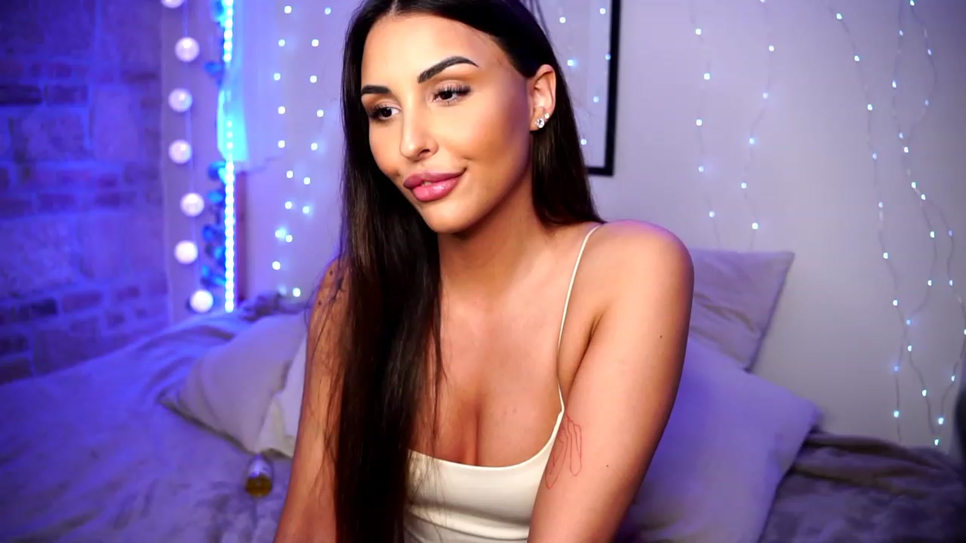 Gallery image thumbnail from Lisamelow's myfreecams stream on, 03/21/2023, 02:04 image 12 of 20