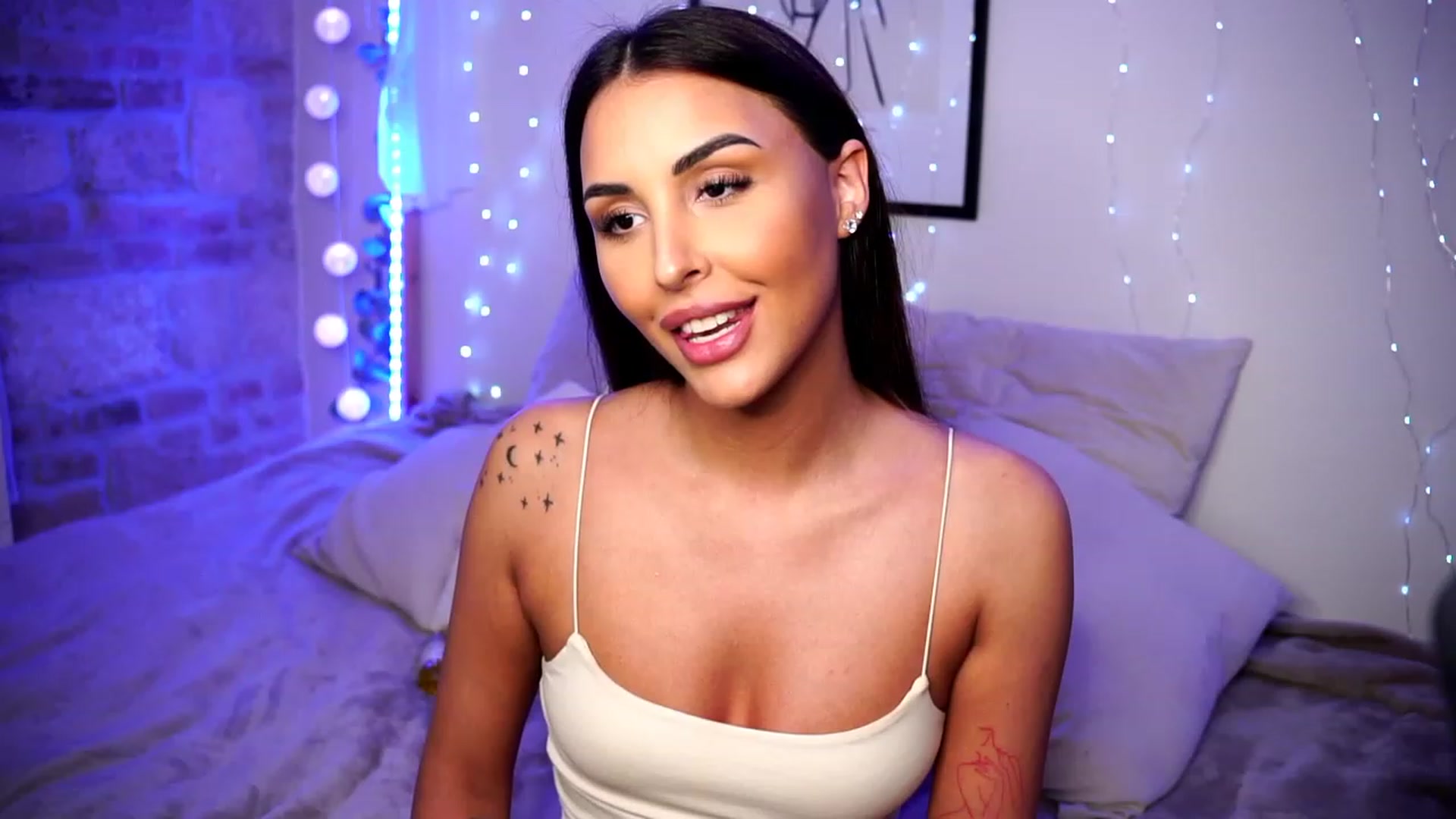 Gallery image thumbnail from Lisamelow's myfreecams stream on, 03/21/2023, 02:04 image 10 of 20