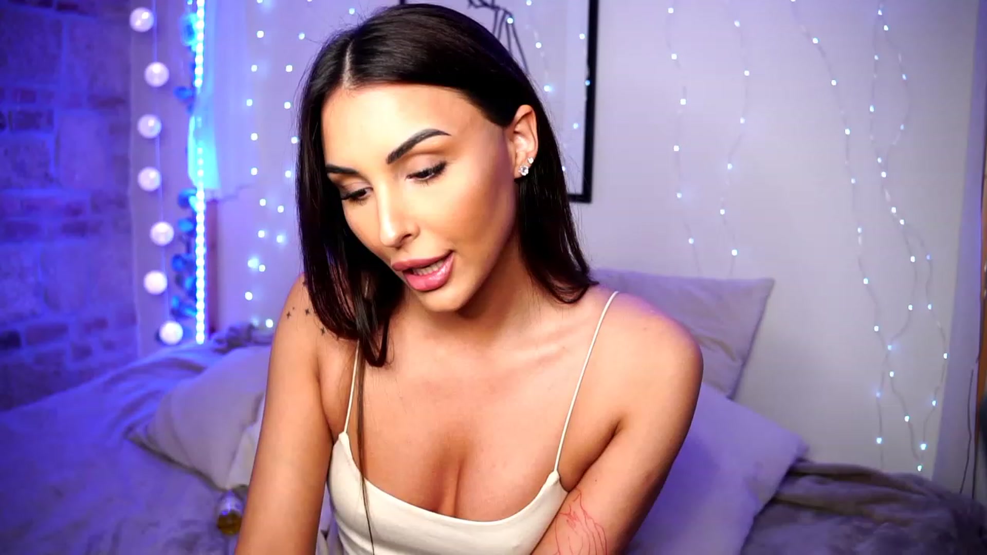 Gallery image thumbnail from Lisamelow's myfreecams stream on, 03/21/2023, 02:04 image 6 of 20