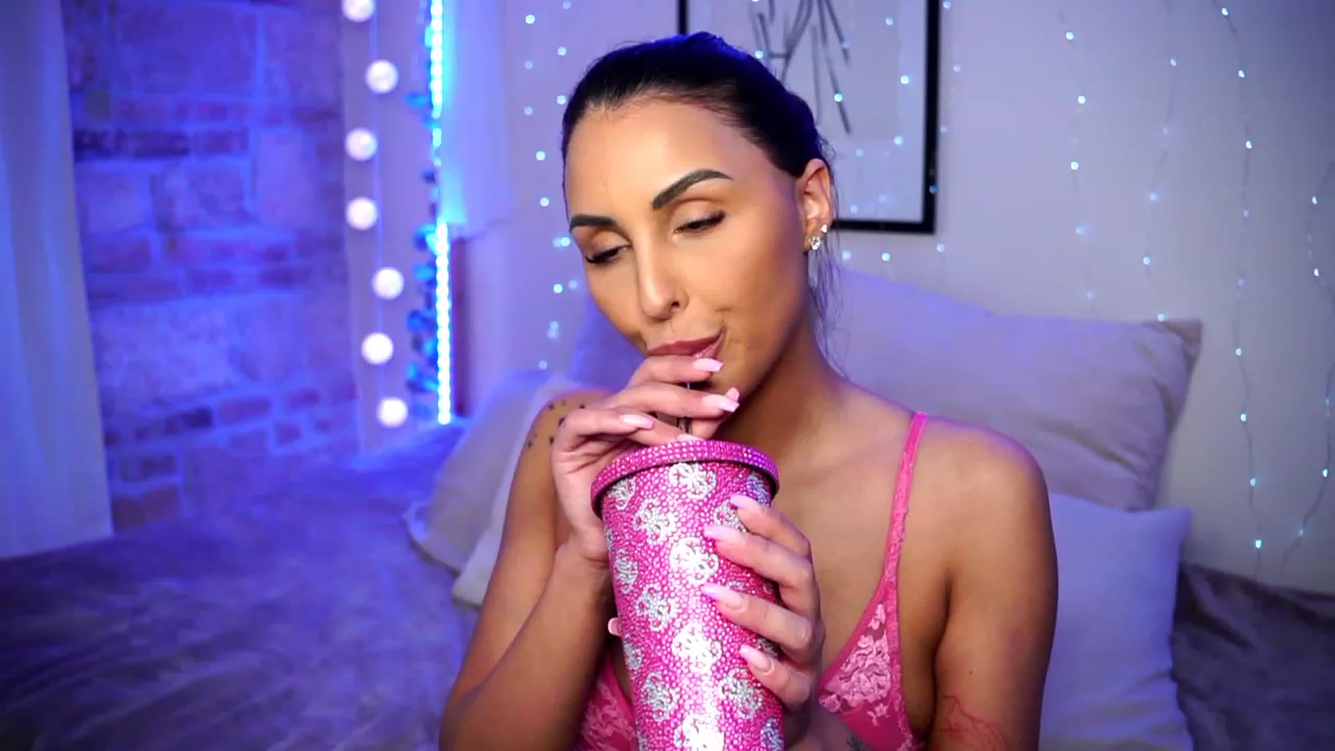 Gallery image thumbnail from Lisamelow's myfreecams stream on, 03/25/2023, 09:38 image 9 of 20