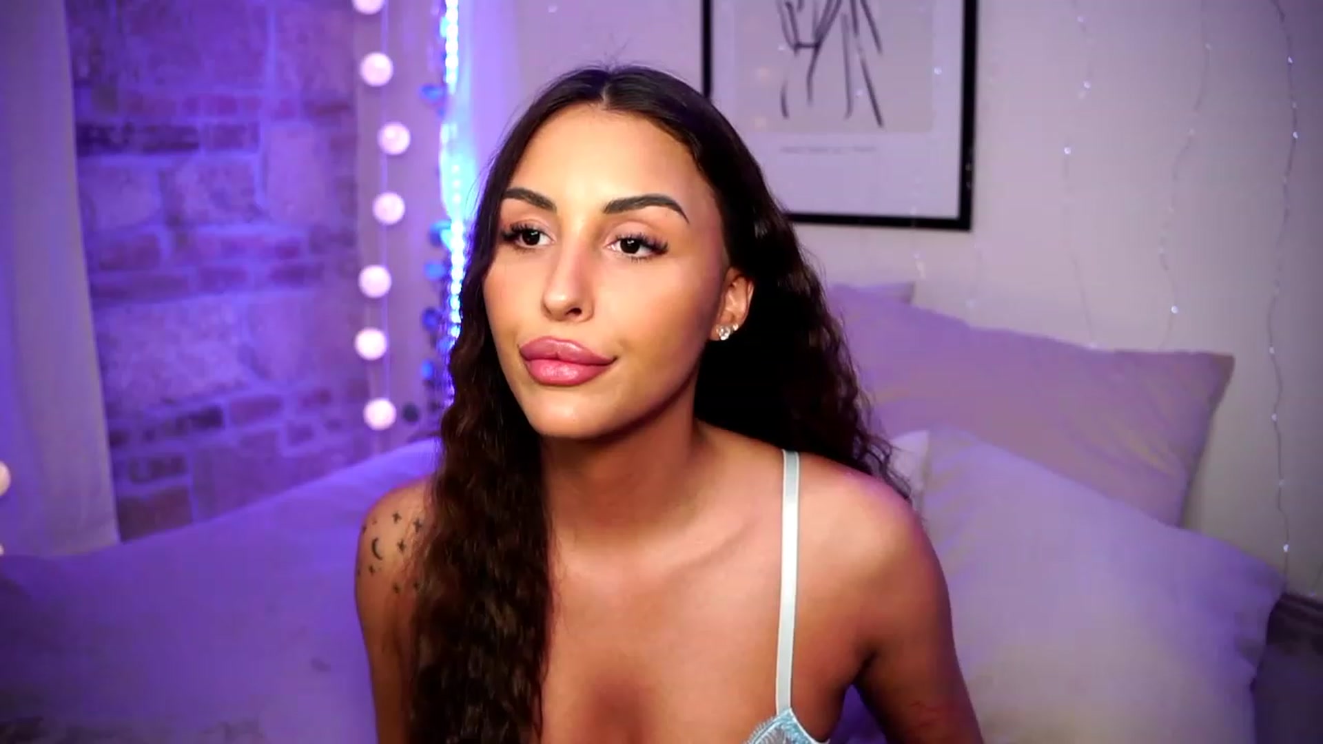 Gallery image thumbnail from Lisamelow's myfreecams stream on, 03/27/2023, 01:43 image 18 of 20