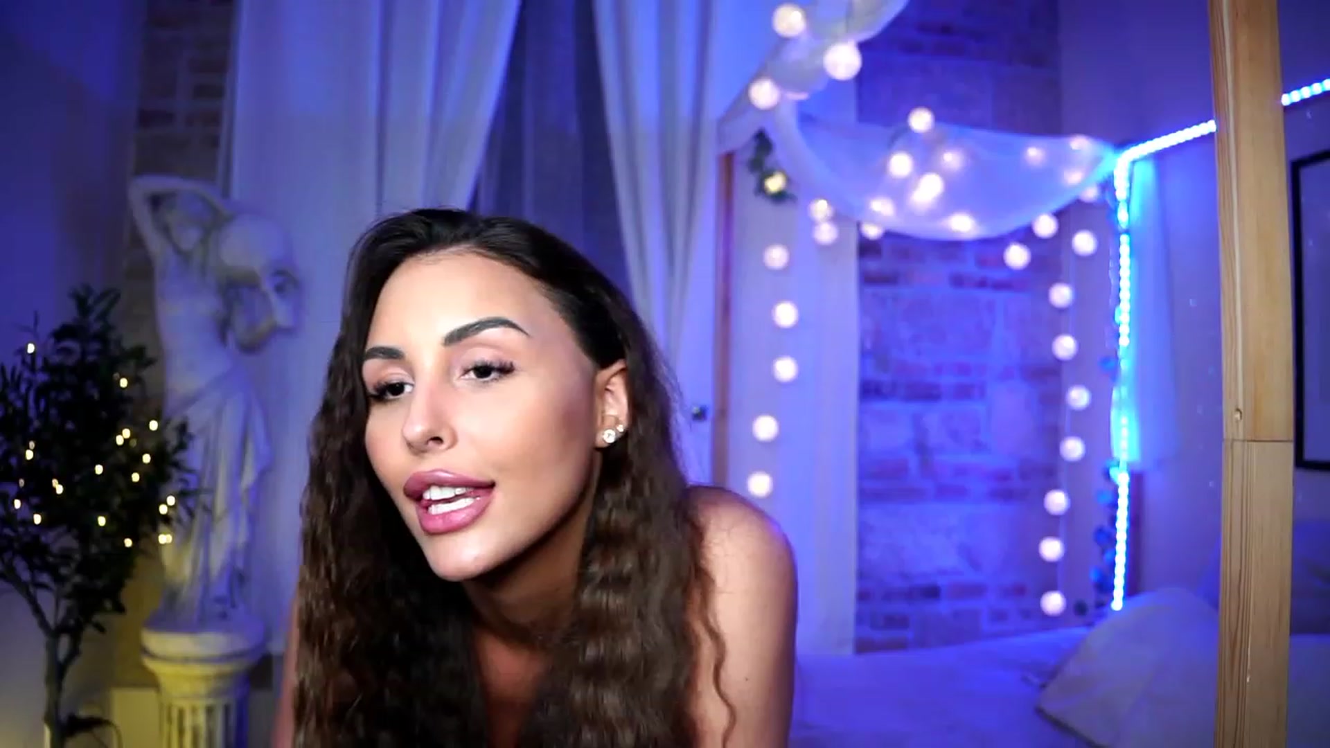 Gallery image thumbnail from Lisamelow's myfreecams stream on, 03/27/2023, 01:43 image 12 of 20