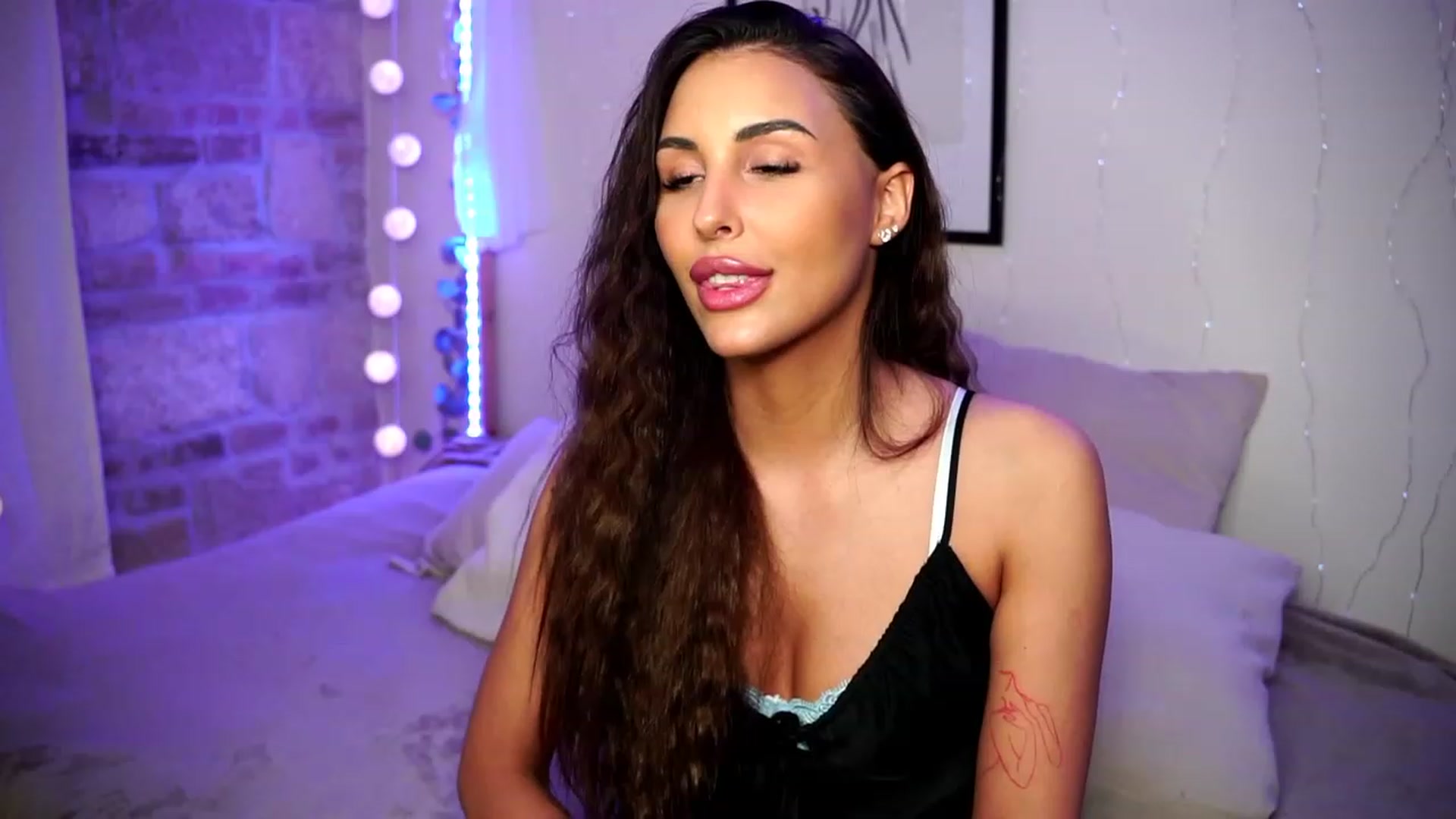 Gallery image thumbnail from Lisamelow's myfreecams stream on, 03/27/2023, 03:04 image 9 of 20