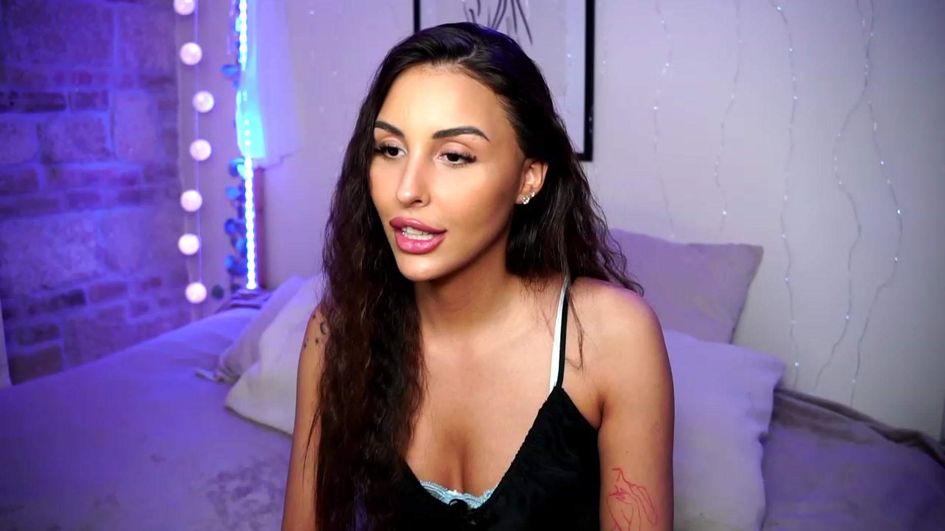 Gallery image thumbnail from Lisamelow's myfreecams stream on, 03/27/2023, 03:04 image 14 of 20