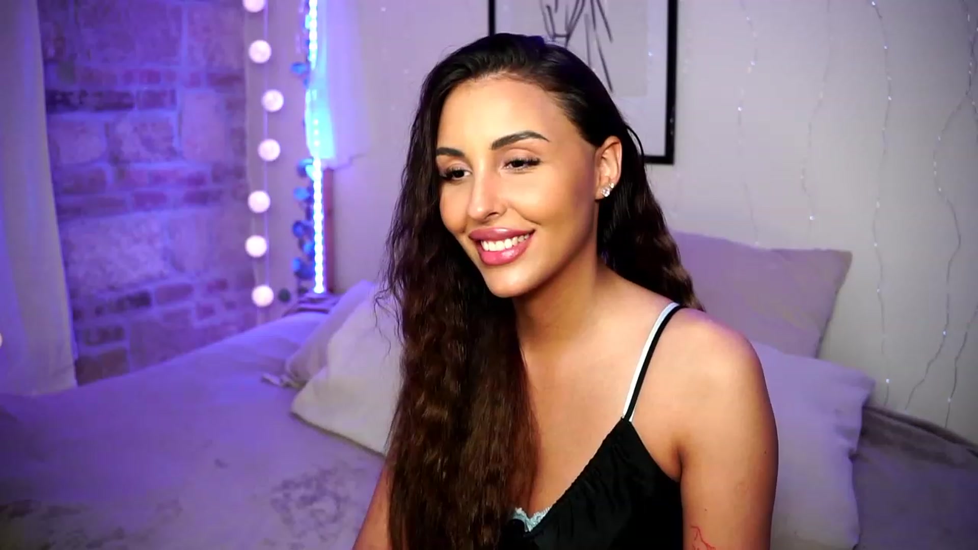 Gallery image thumbnail from Lisamelow's myfreecams stream on, 03/27/2023, 03:04 image 10 of 20