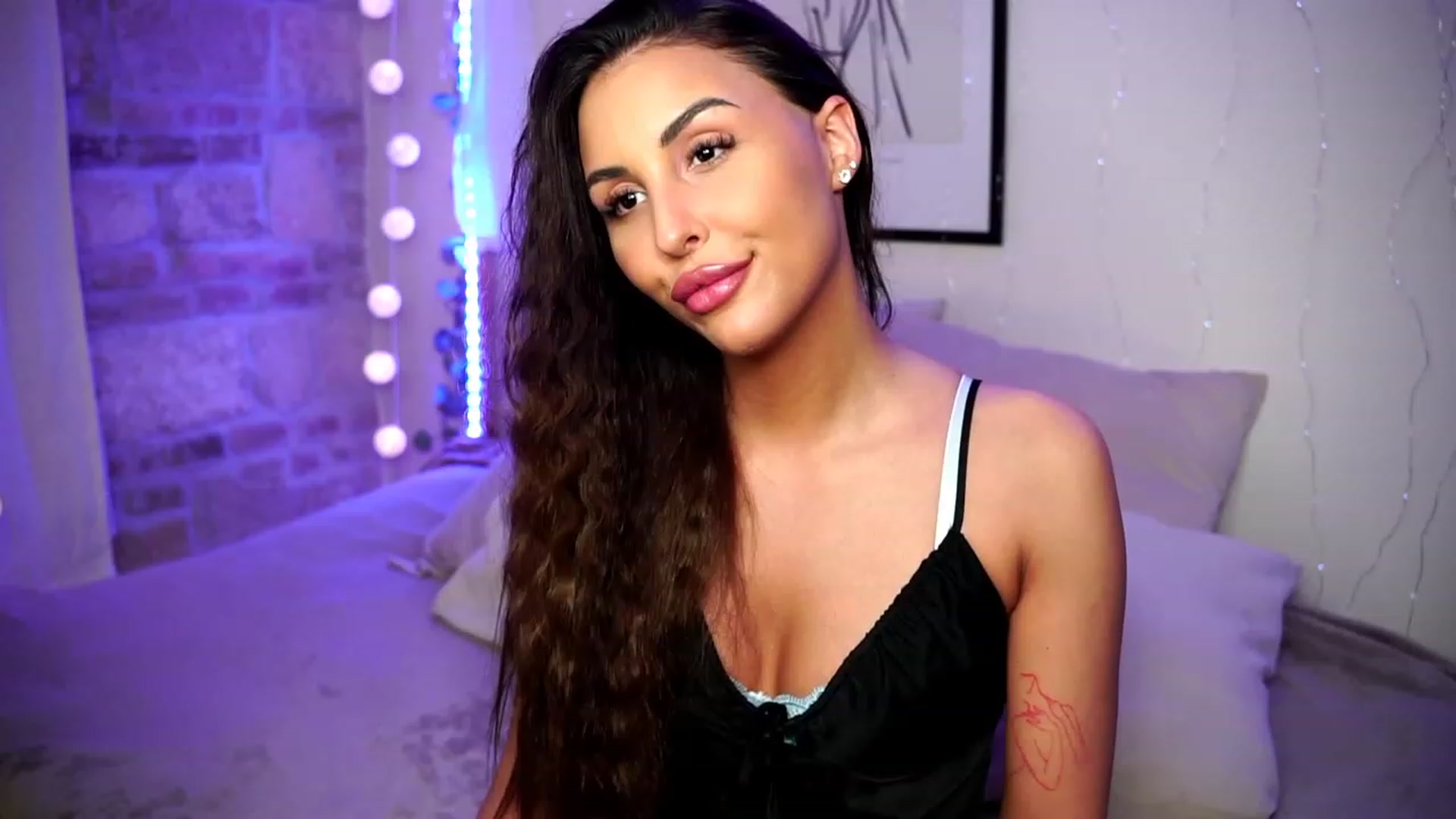 Gallery image thumbnail from Lisamelow's myfreecams stream on, 03/27/2023, 03:04 image 7 of 20