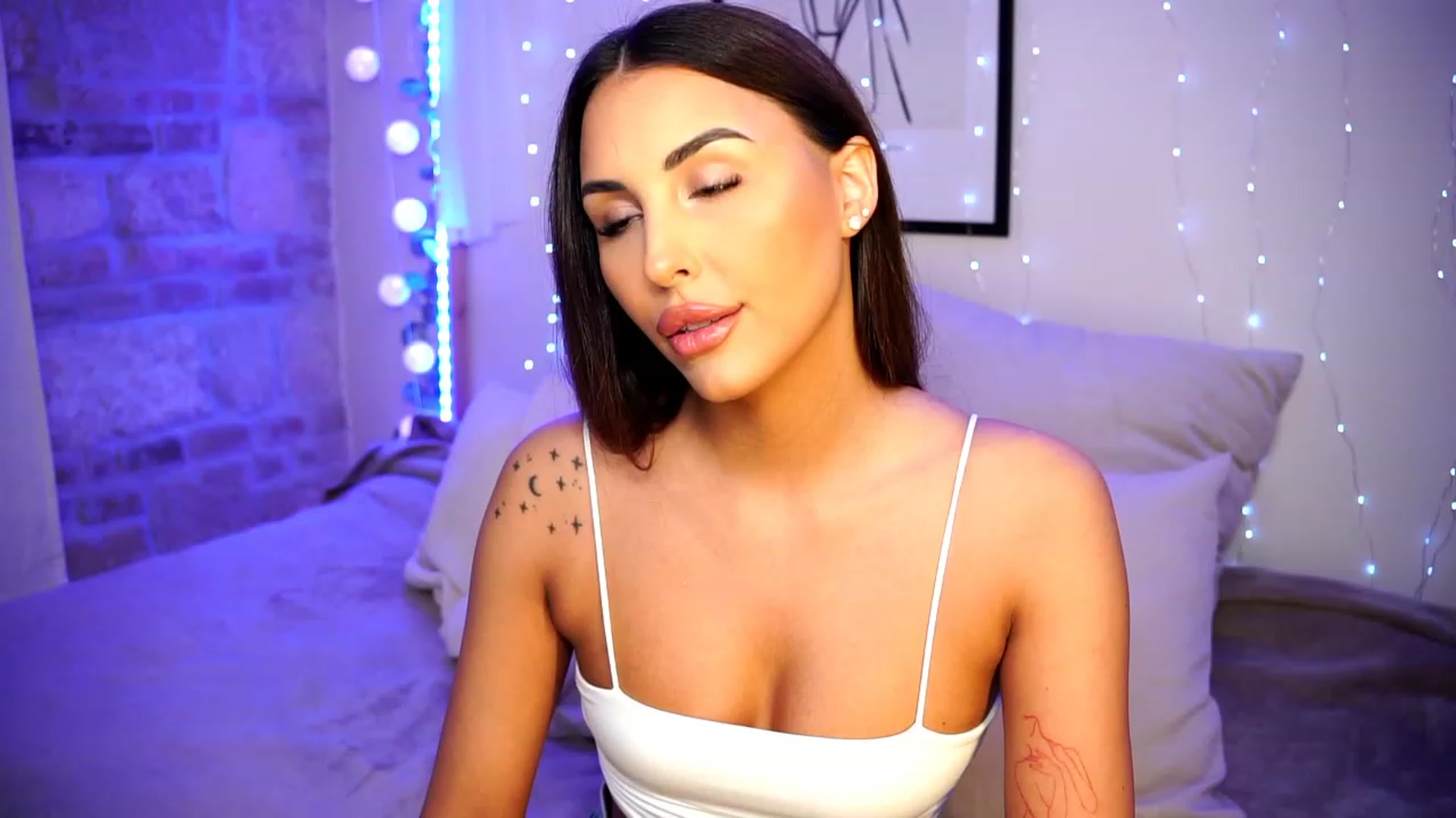 Gallery image thumbnail from Lisamelow's myfreecams stream on, 03/28/2023, 17:25 image 1 of 20