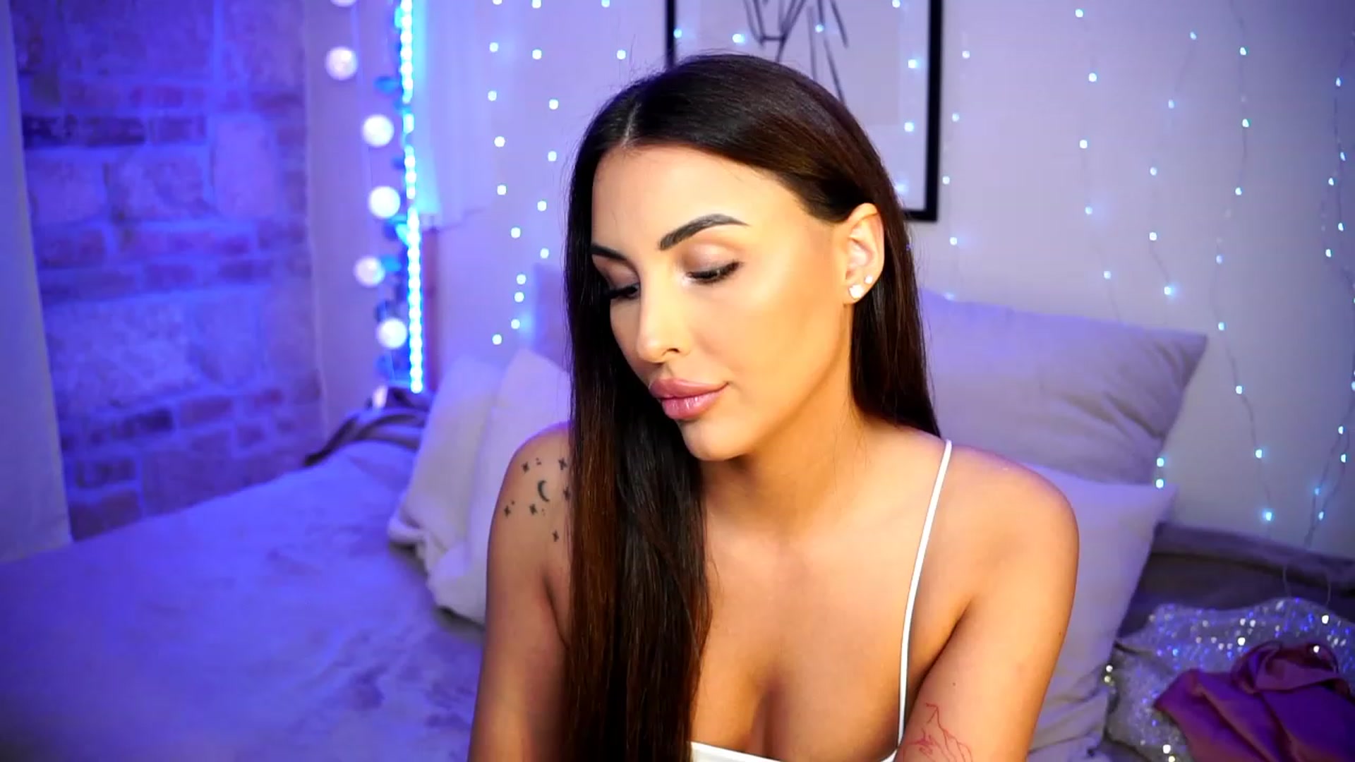 Gallery image thumbnail from Lisamelow's myfreecams stream on, 03/28/2023, 17:25 image 17 of 20