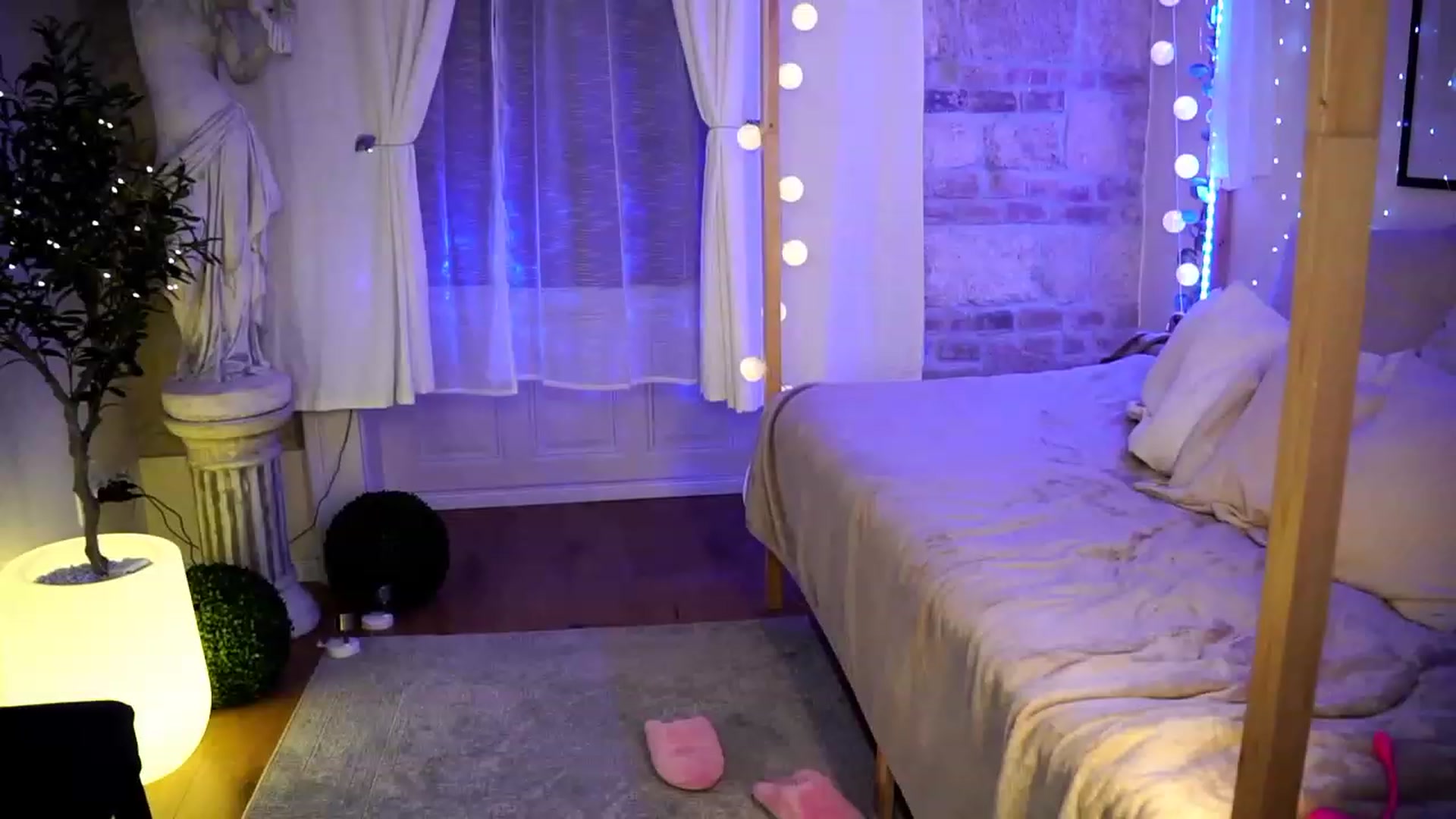 Gallery image thumbnail from Lisamelow's myfreecams stream on, 03/28/2023, 20:11 image 12 of 20