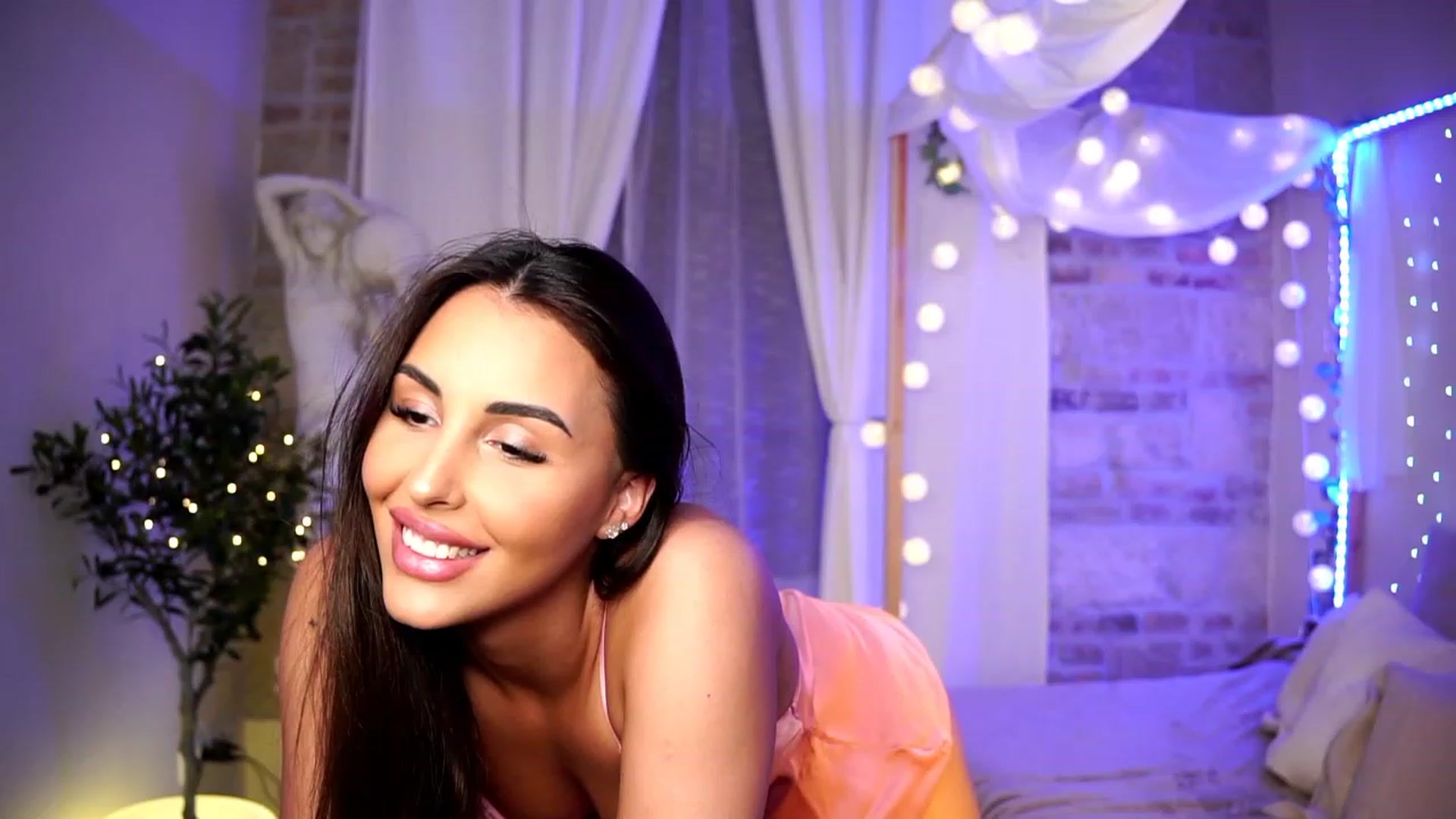 Gallery image thumbnail from Lisamelow's myfreecams stream on, 03/28/2023, 21:13 image 16 of 20