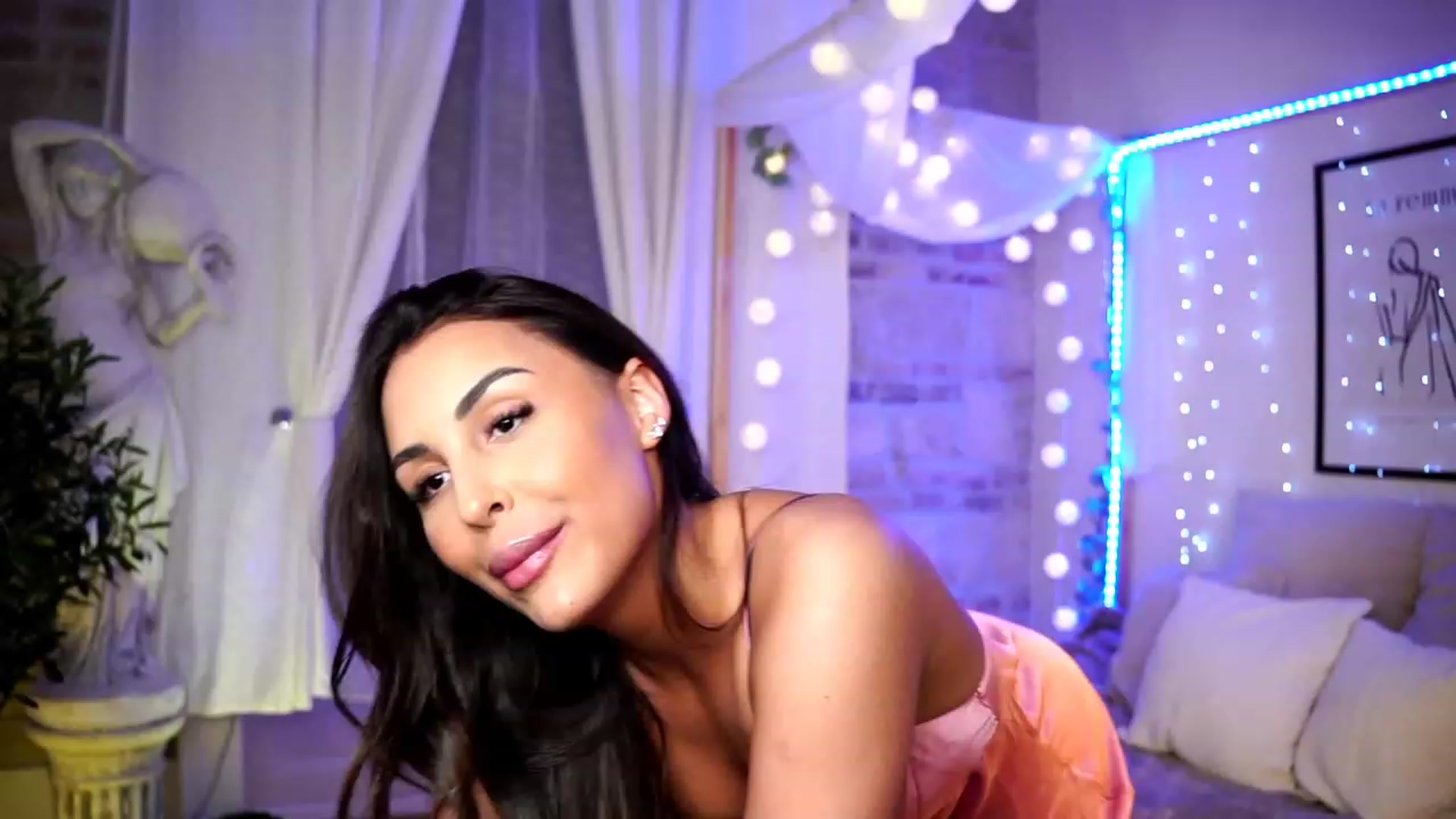 Gallery image thumbnail from Lisamelow's myfreecams stream on, 04/06/2023, 18:33 image 2 of 20