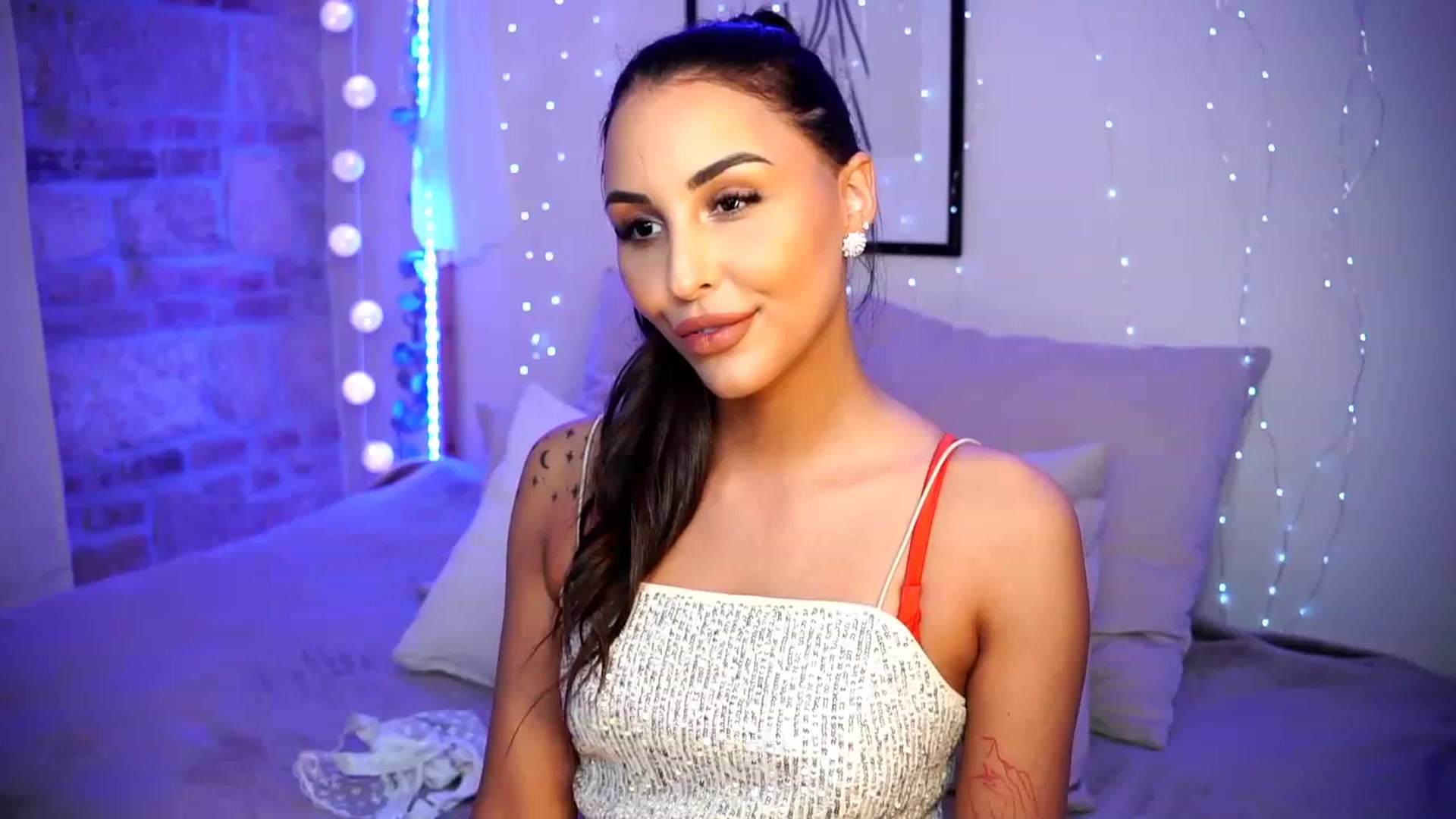 Gallery image thumbnail from Lisamelow's myfreecams stream on, 04/09/2023, 19:34 image 12 of 20