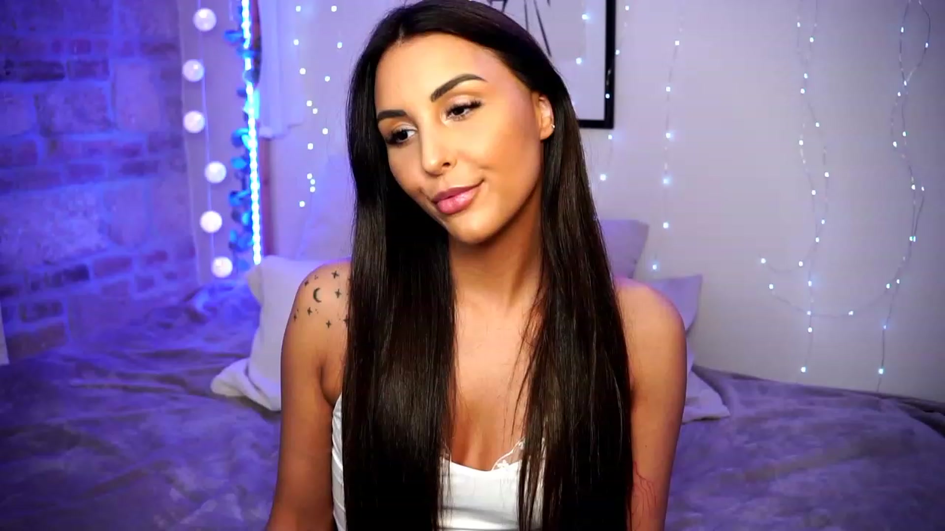 Gallery image thumbnail from Lisamelow's myfreecams stream on, 04/12/2023, 19:15 image 7 of 20