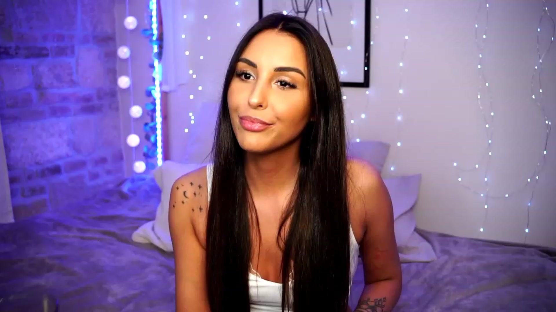 Gallery image thumbnail from Lisamelow's myfreecams stream on, 04/12/2023, 19:15 image 9 of 20