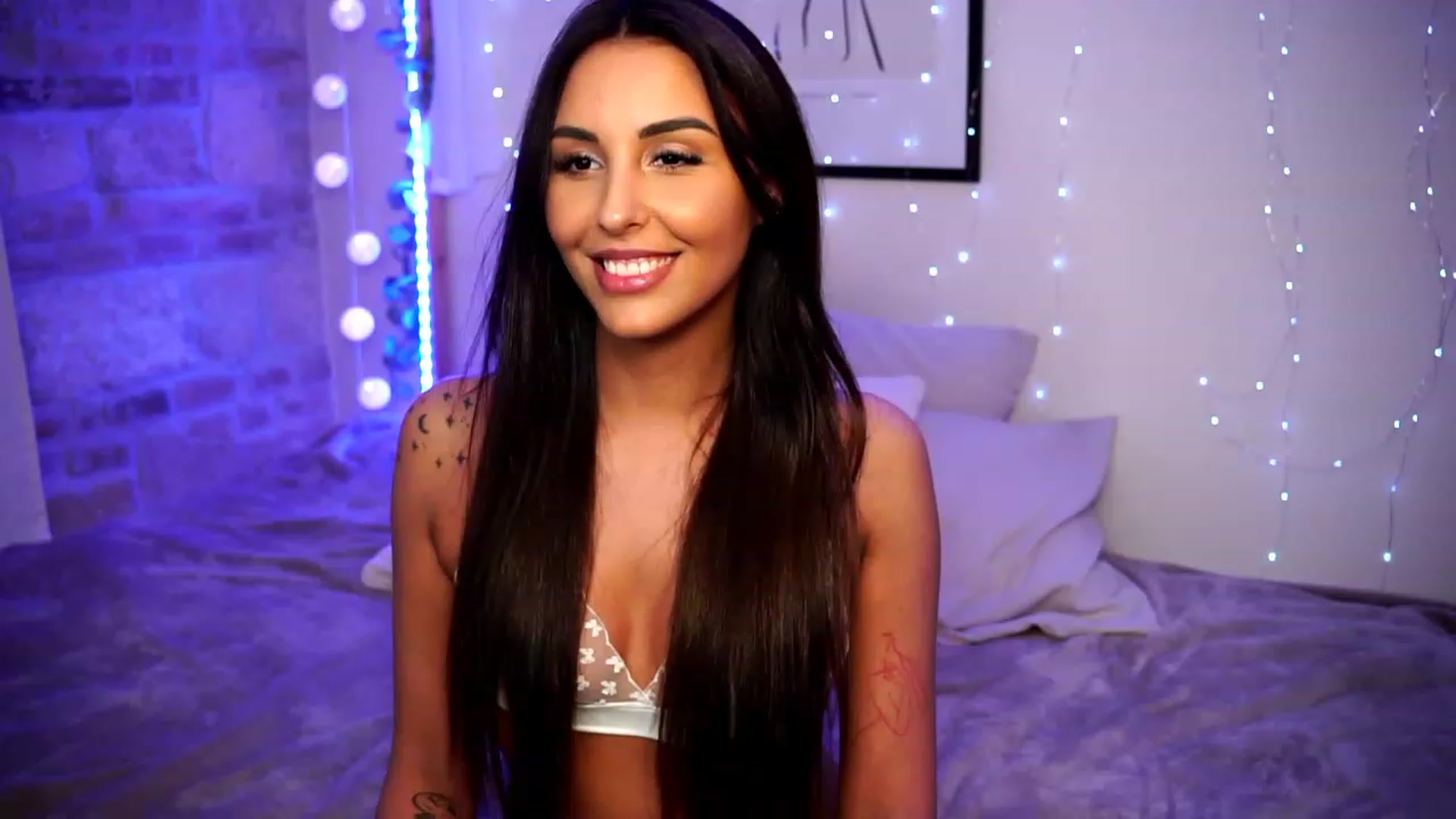 Gallery image thumbnail from Lisamelow's myfreecams stream on, 04/12/2023, 19:15 image 19 of 20