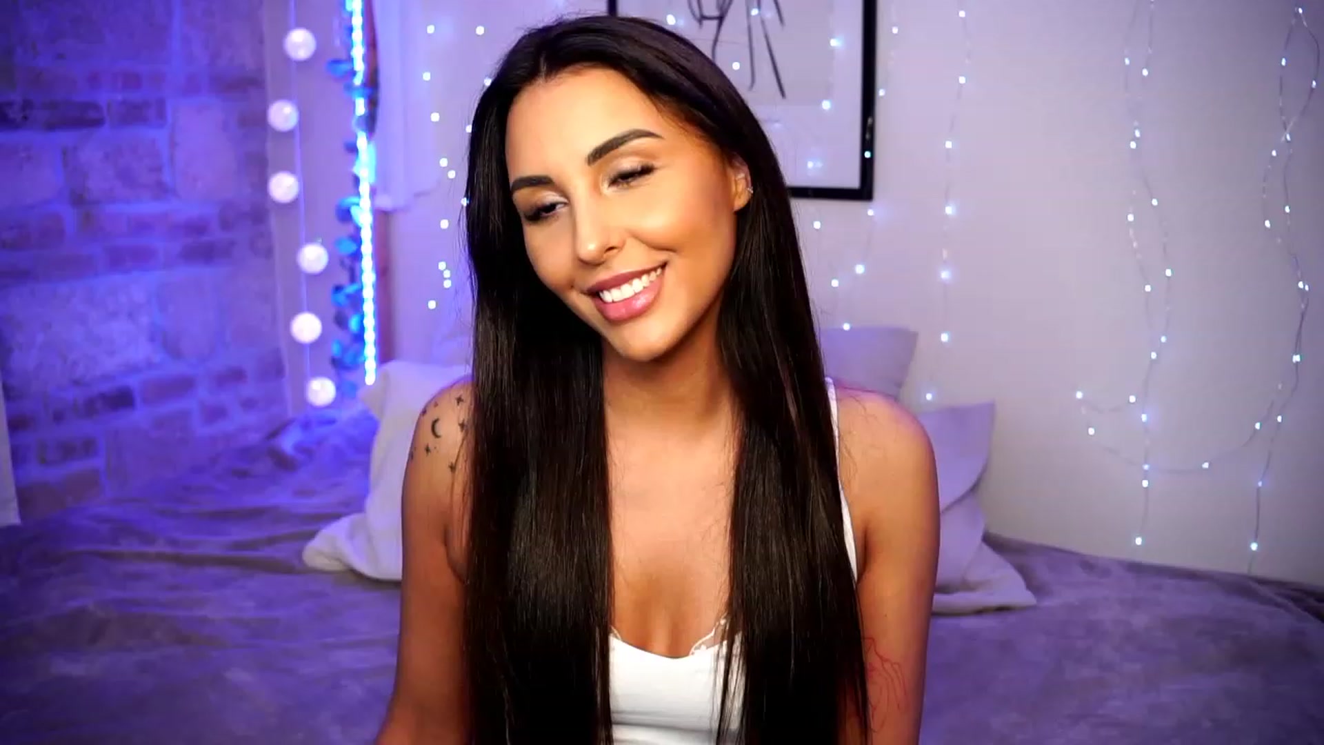 Gallery image thumbnail from Lisamelow's myfreecams stream on, 04/12/2023, 19:15 image 5 of 20