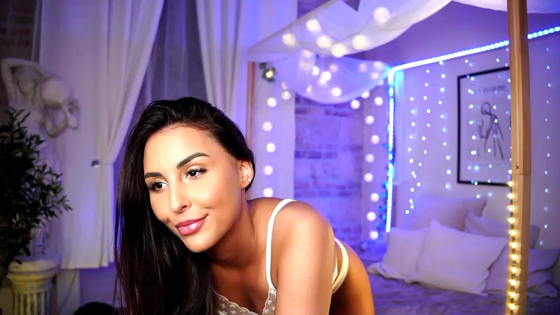 Gallery image thumbnail from Lisamelow's myfreecams stream on, 04/12/2023, 22:04 image 4 of 20