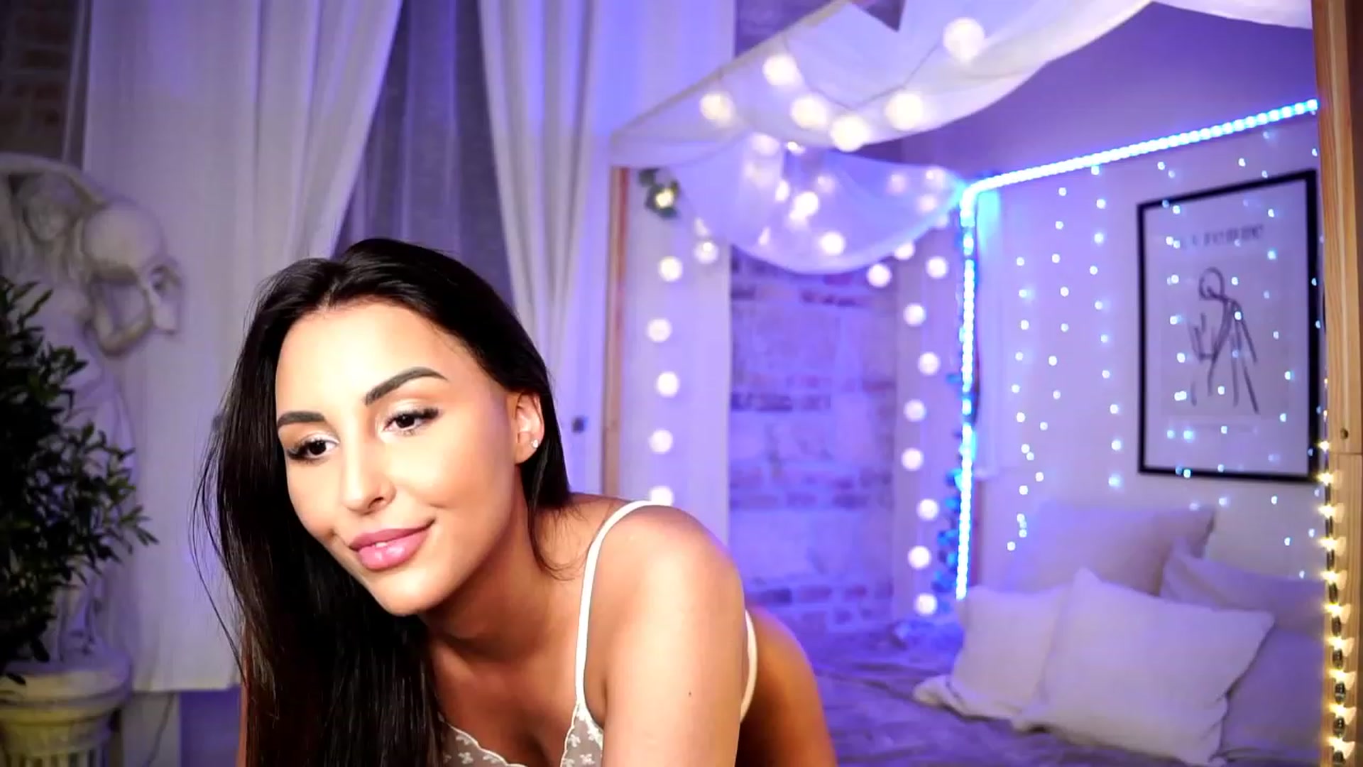 Gallery image thumbnail from Lisamelow's myfreecams stream on, 04/12/2023, 22:04 image 10 of 20