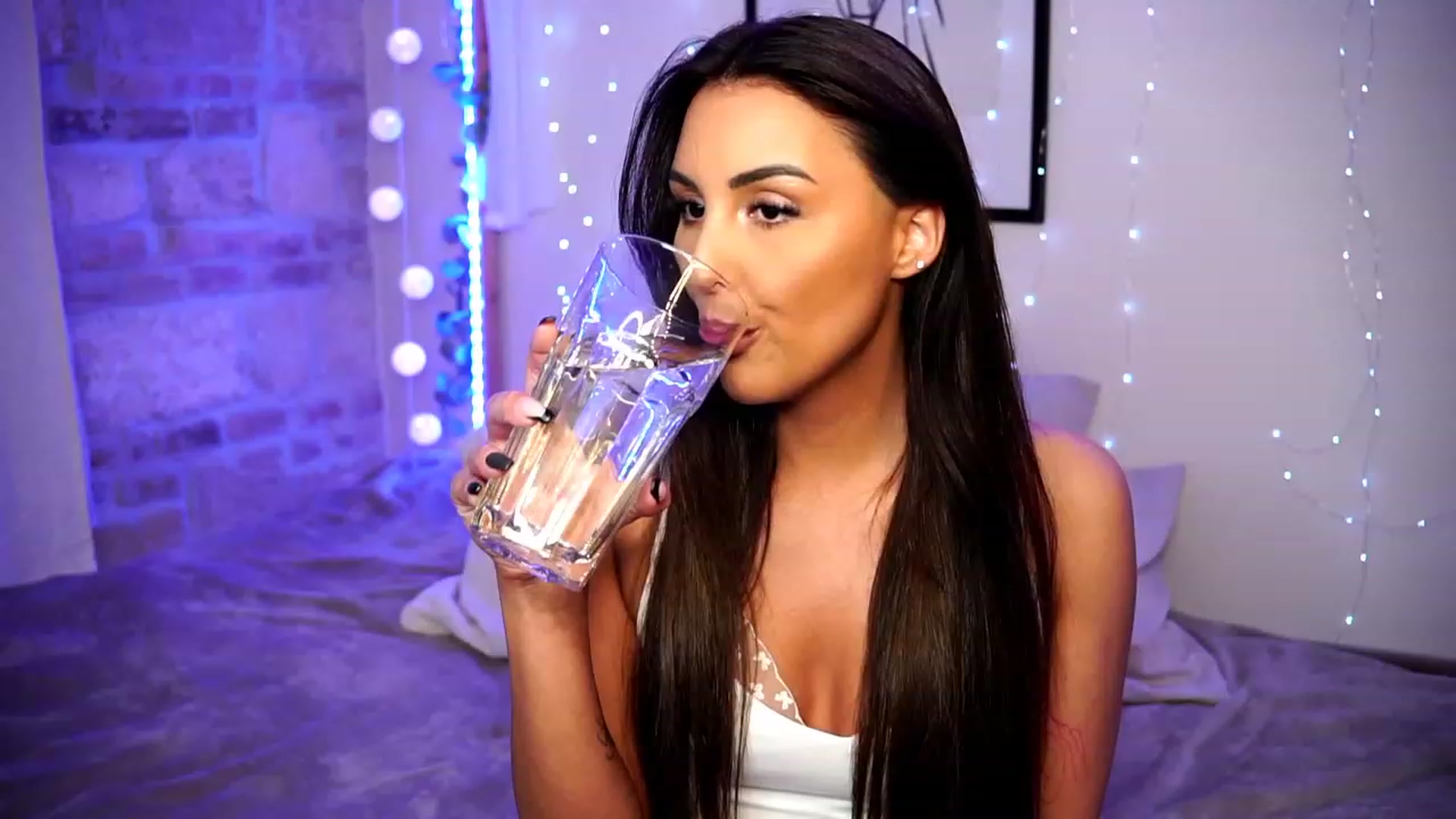 Gallery image thumbnail from Lisamelow's myfreecams stream on, 04/12/2023, 22:04 image 2 of 20