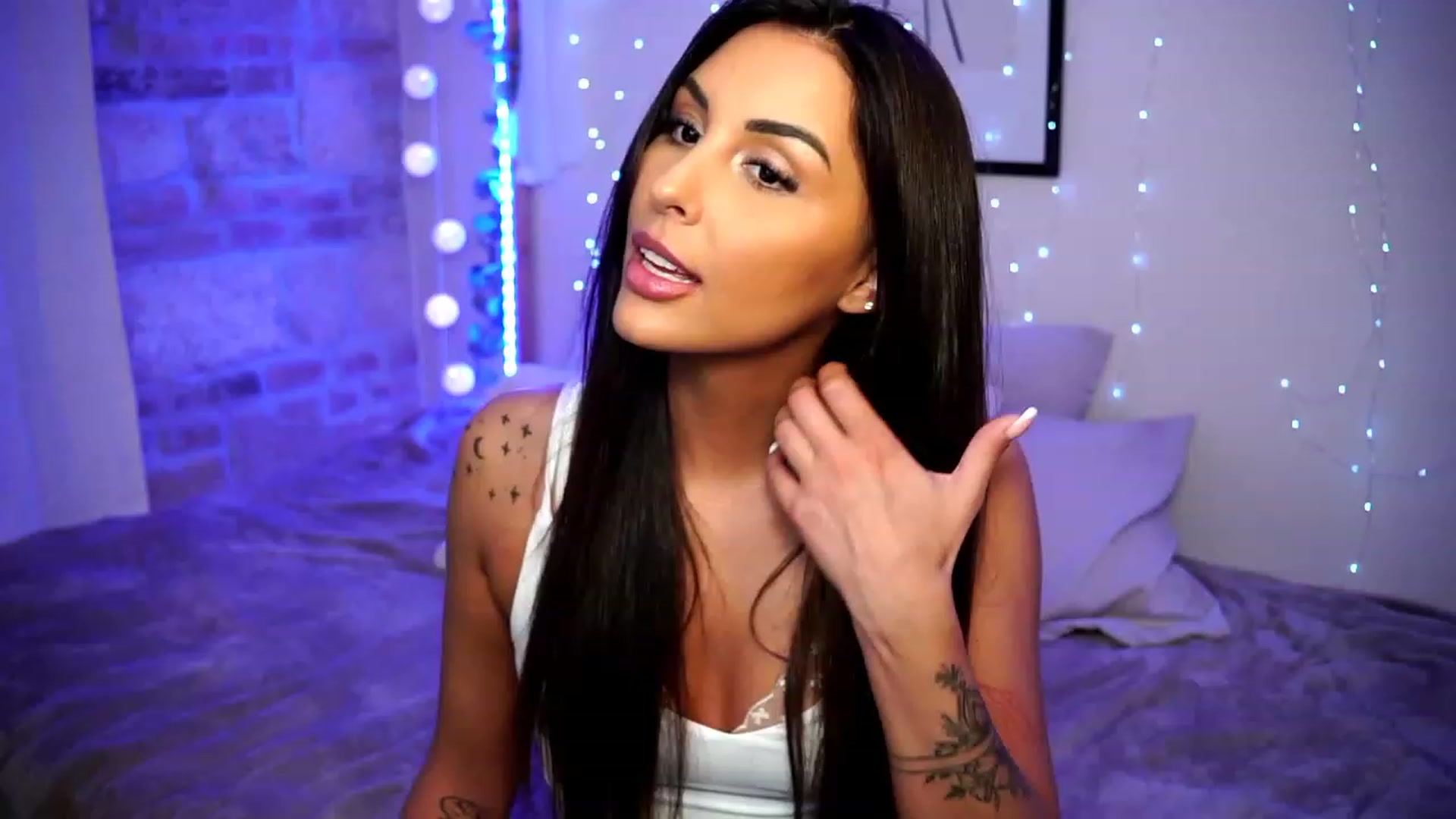 Gallery image thumbnail from Lisamelow's myfreecams stream on, 04/12/2023, 22:04 image 6 of 20