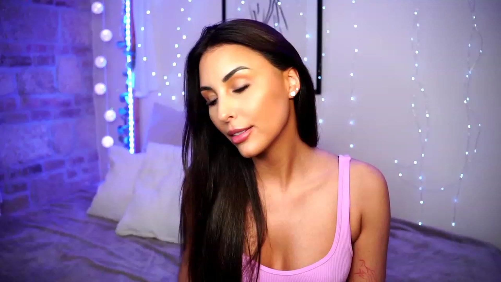 Gallery image thumbnail from Lisamelow's myfreecams stream on, 04/13/2023, 17:49 image 6 of 20