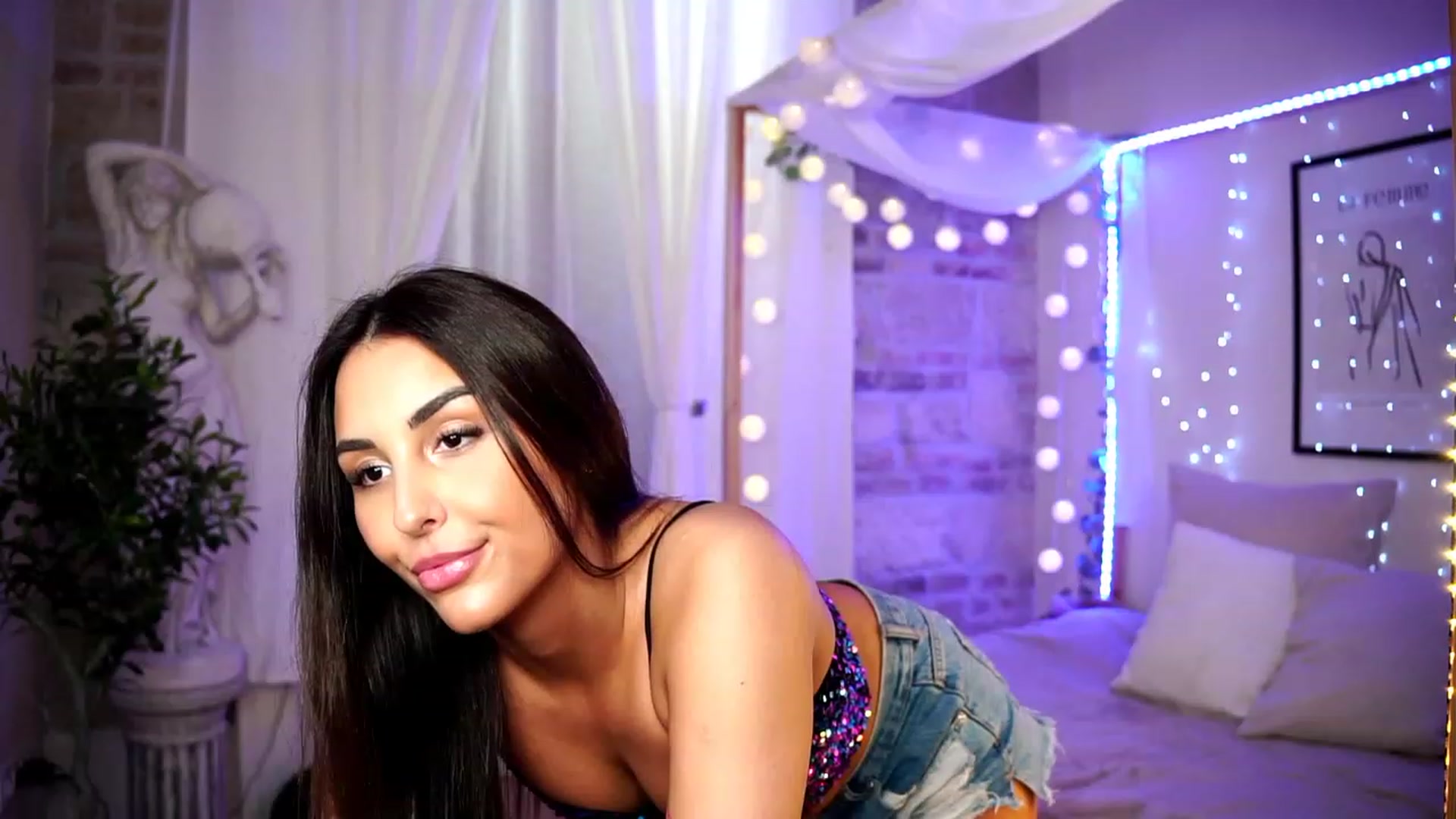 Gallery image thumbnail from Lisamelow's myfreecams stream on, 04/16/2023, 13:21 image 4 of 20