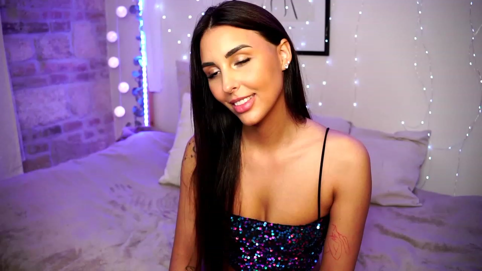 Gallery image thumbnail from Lisamelow's myfreecams stream on, 04/16/2023, 14:13 image 2 of 20
