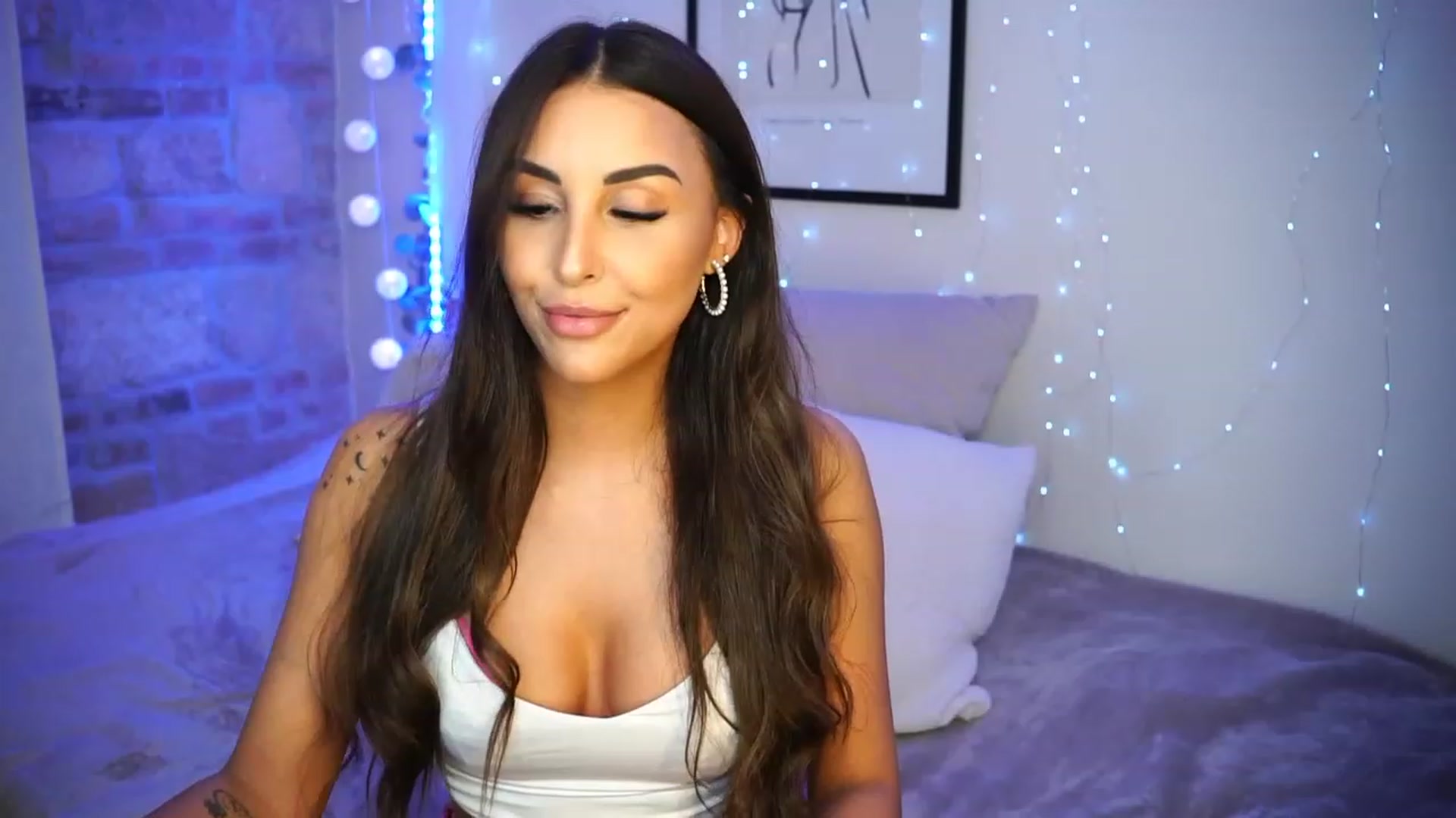 Gallery image thumbnail from Lisamelow's myfreecams stream on, 04/20/2023, 17:02 image 5 of 20