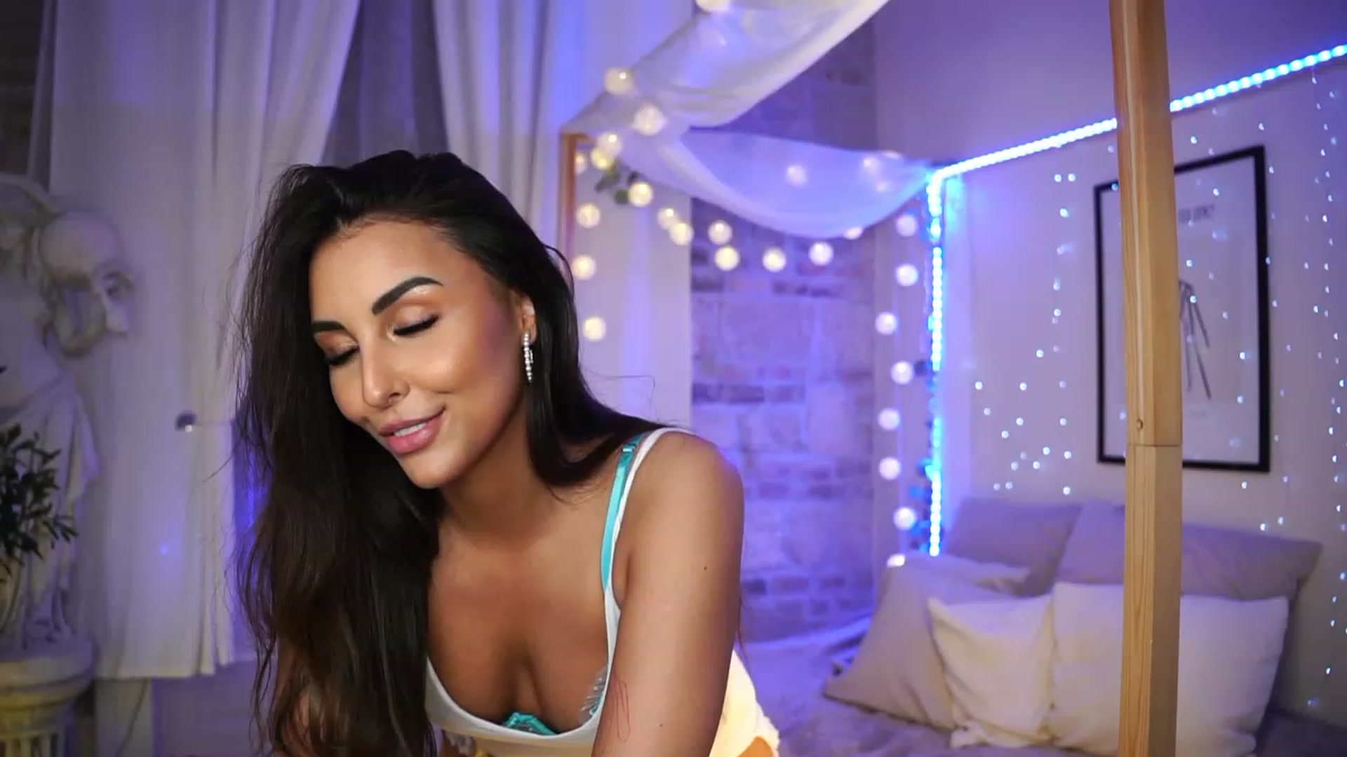 Gallery image thumbnail from Lisamelow's myfreecams stream on, 04/20/2023, 18:58 image 11 of 20