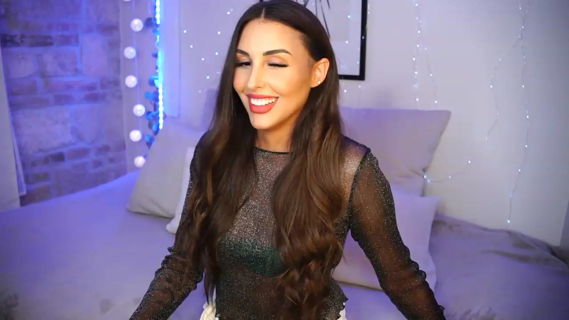 Gallery image thumbnail from Lisamelow's myfreecams stream on, 04/21/2023, 17:39 image 11 of 20