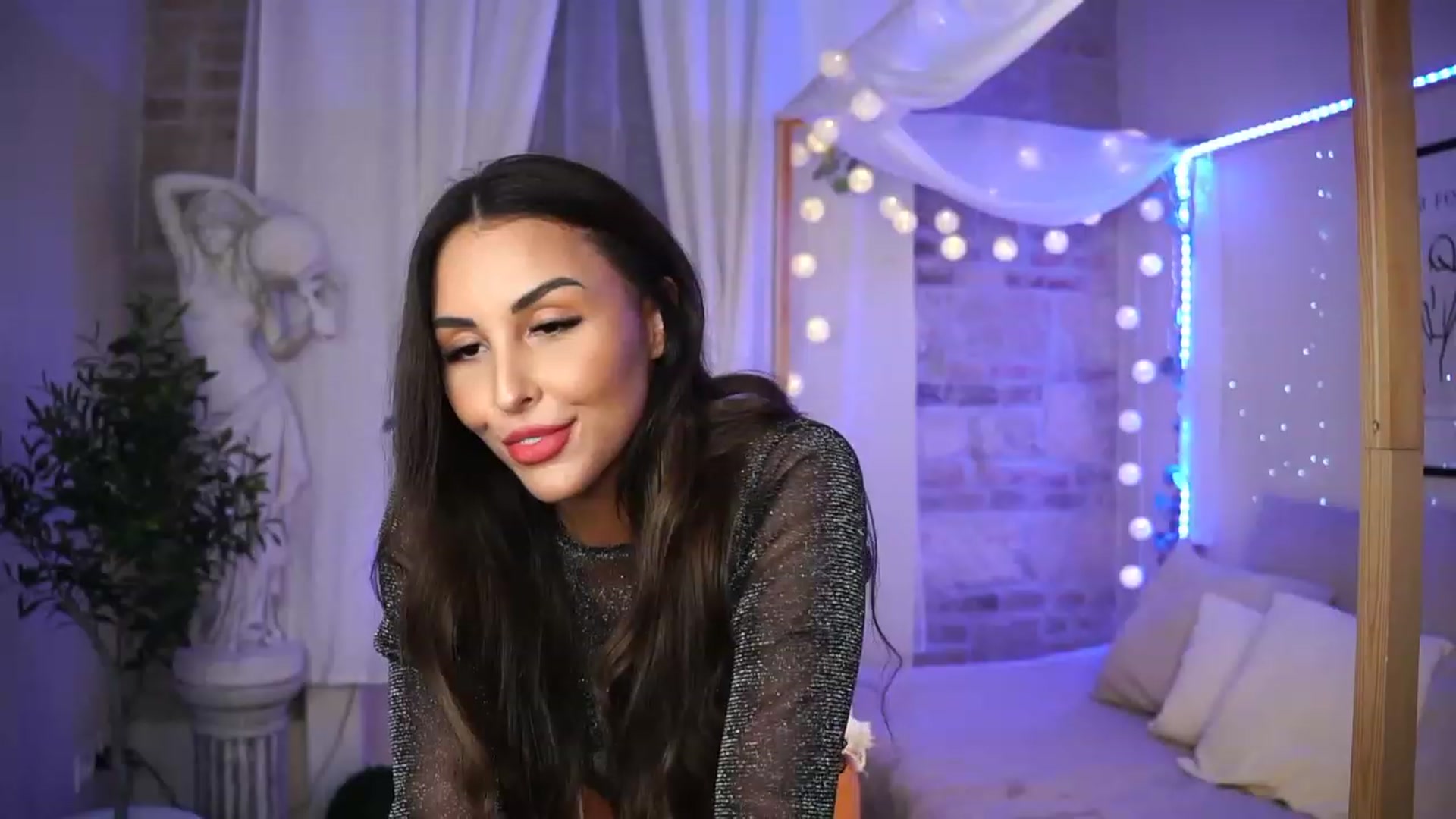 Gallery image thumbnail from Lisamelow's myfreecams stream on, 04/21/2023, 17:39 image 5 of 20