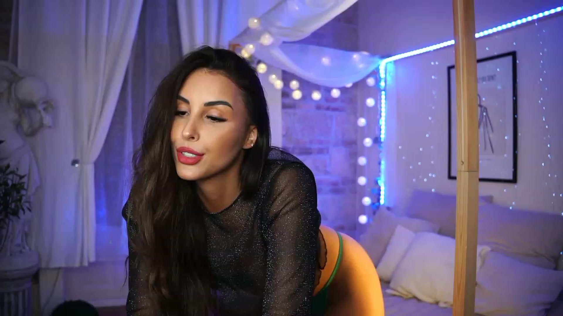 Gallery image thumbnail from Lisamelow's myfreecams stream on, 04/21/2023, 21:01 image 4 of 20