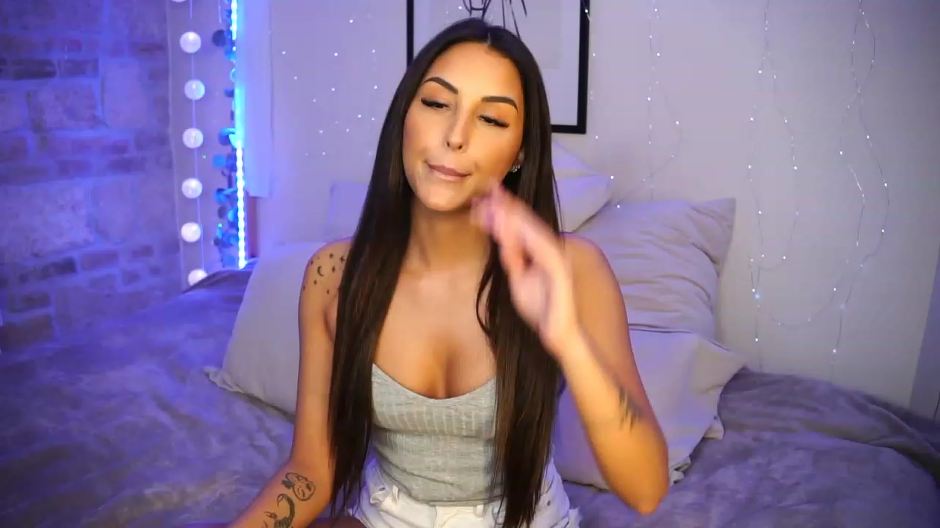 Gallery image thumbnail from Lisamelow's myfreecams stream on, 04/23/2023, 18:42 image 1 of 20