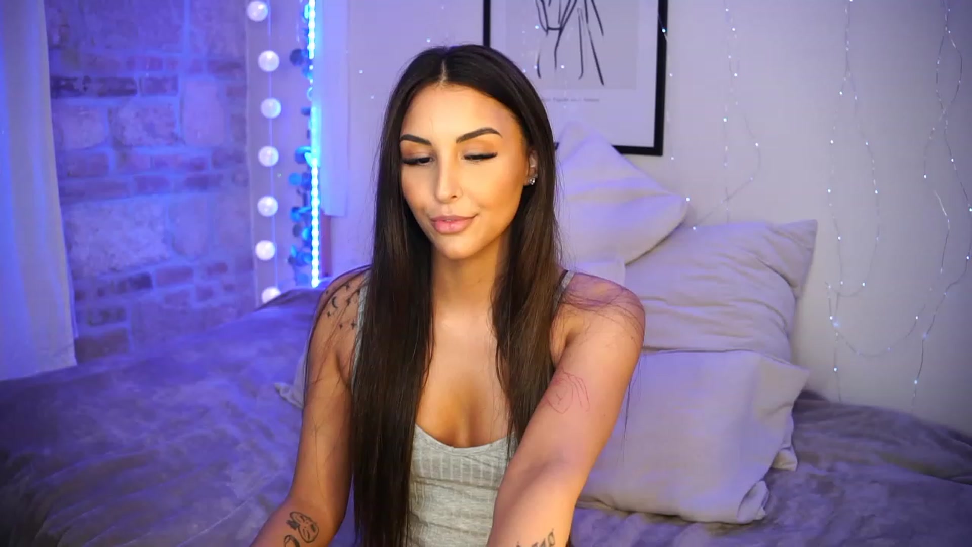 Gallery image thumbnail from Lisamelow's myfreecams stream on, 04/23/2023, 19:21 image 18 of 20