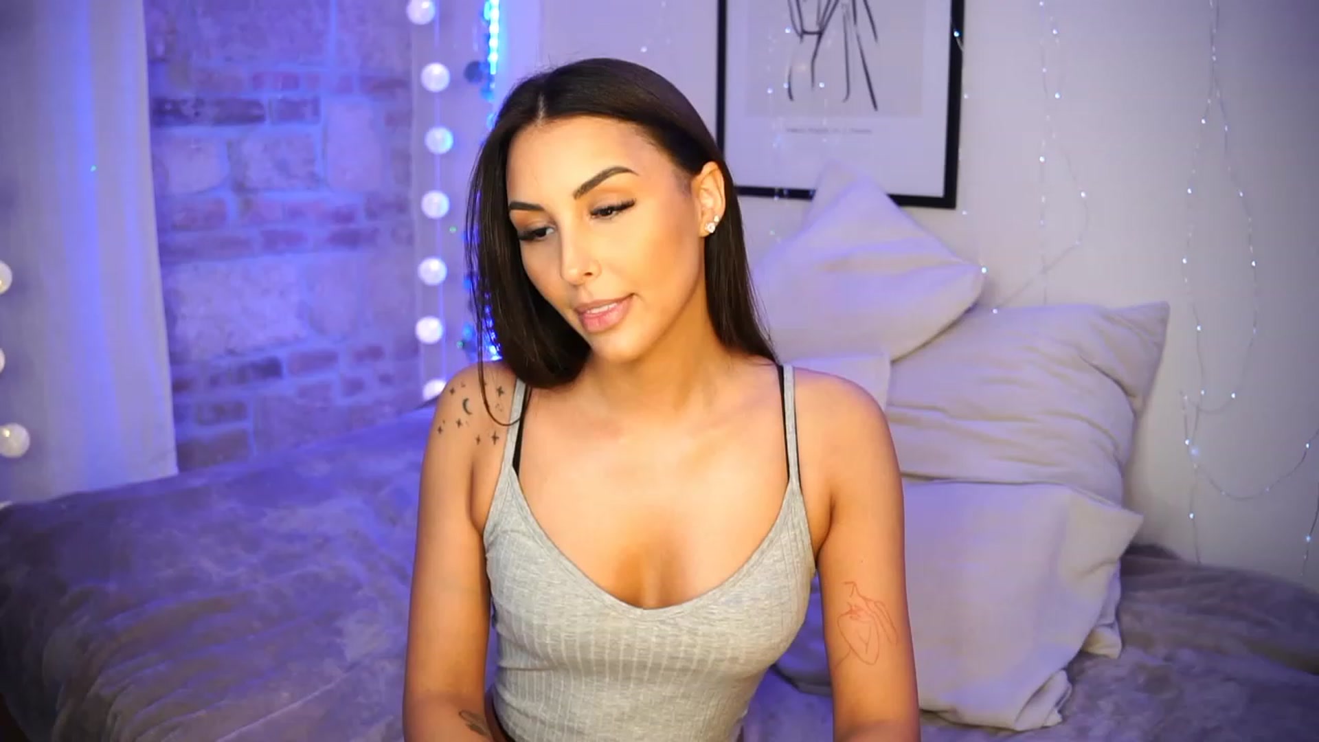 Gallery image thumbnail from Lisamelow's myfreecams stream on, 04/23/2023, 19:21 image 1 of 20