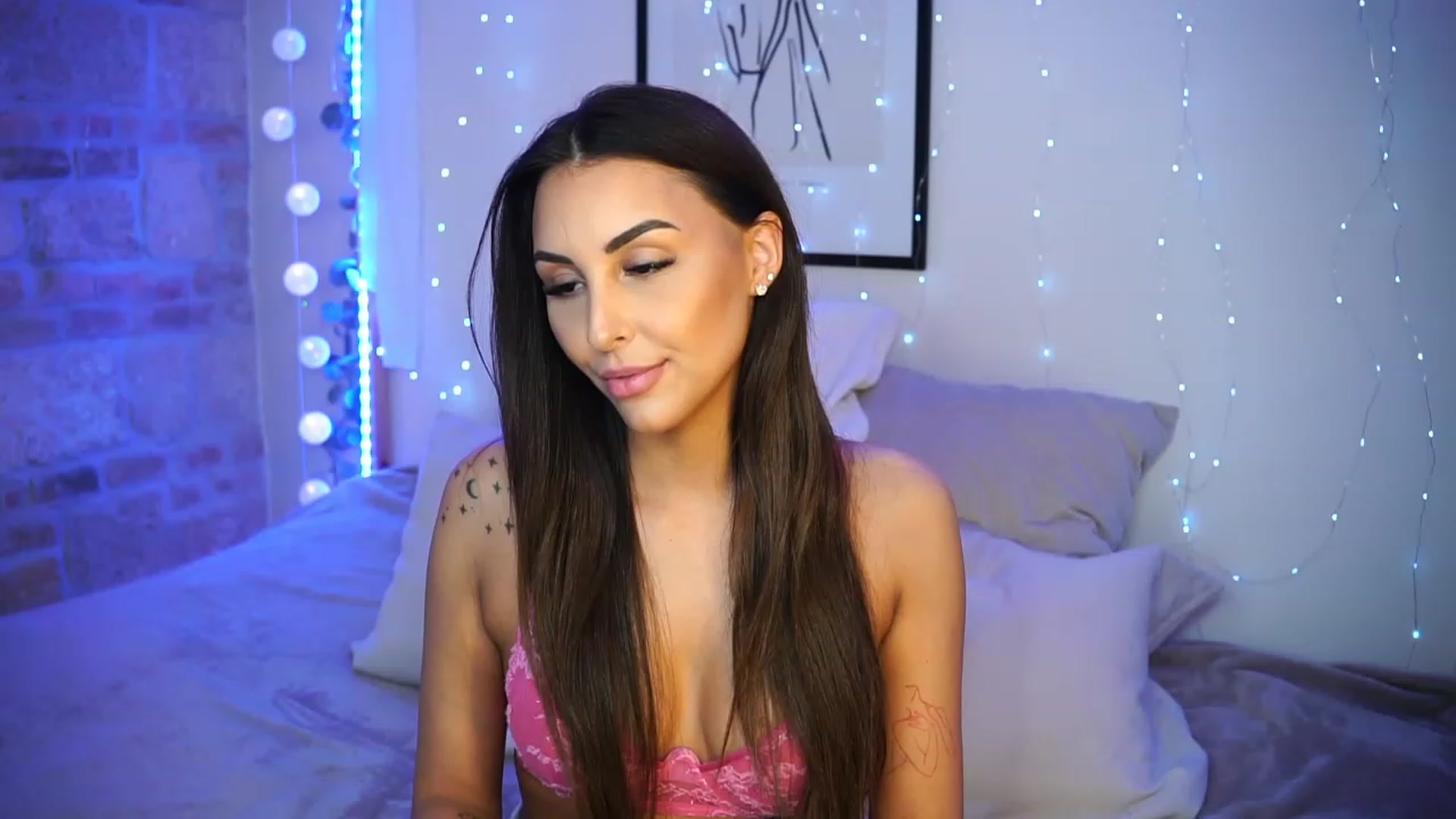Gallery image thumbnail from Lisamelow's myfreecams stream on, 04/25/2023, 17:25 image 15 of 20
